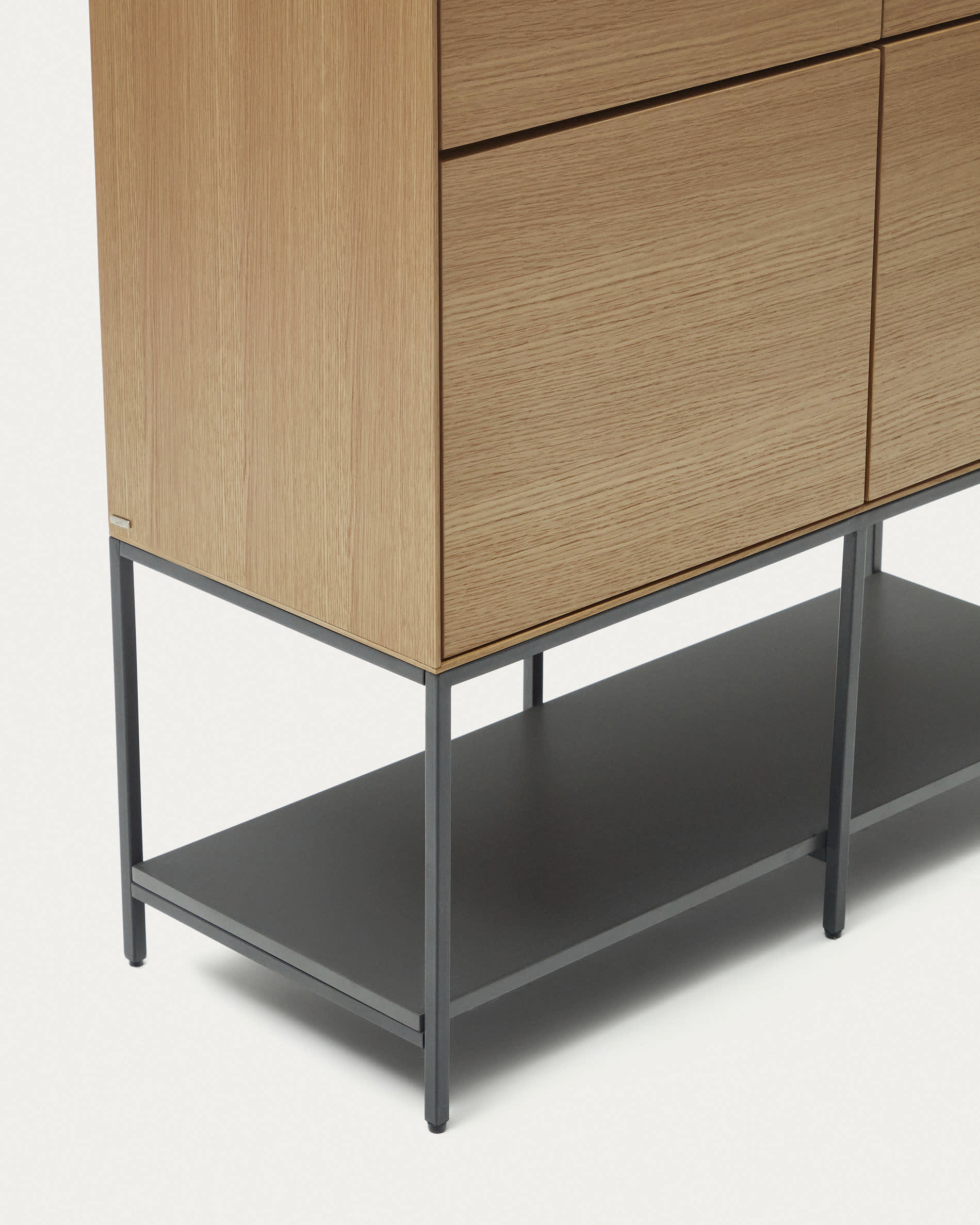 Das Vedrana Highboard von Kave Home vereint elegantes Eichenfurnier mit stabilen Stahlbeinen und bietet großzügigen Stauraum für ein modernes Zuhause.