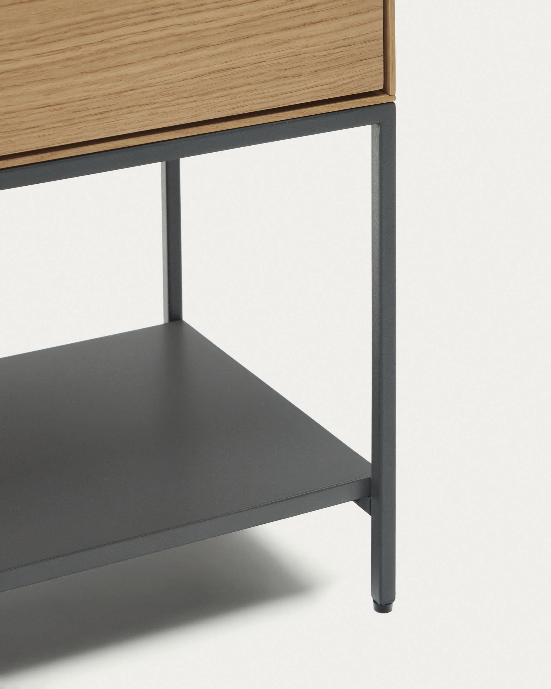 Das Vedrana Highboard von Kave Home vereint elegantes Design aus Eichenfurnier und stabilen Stahlbeinen, ideal für stilvollen Stauraum.