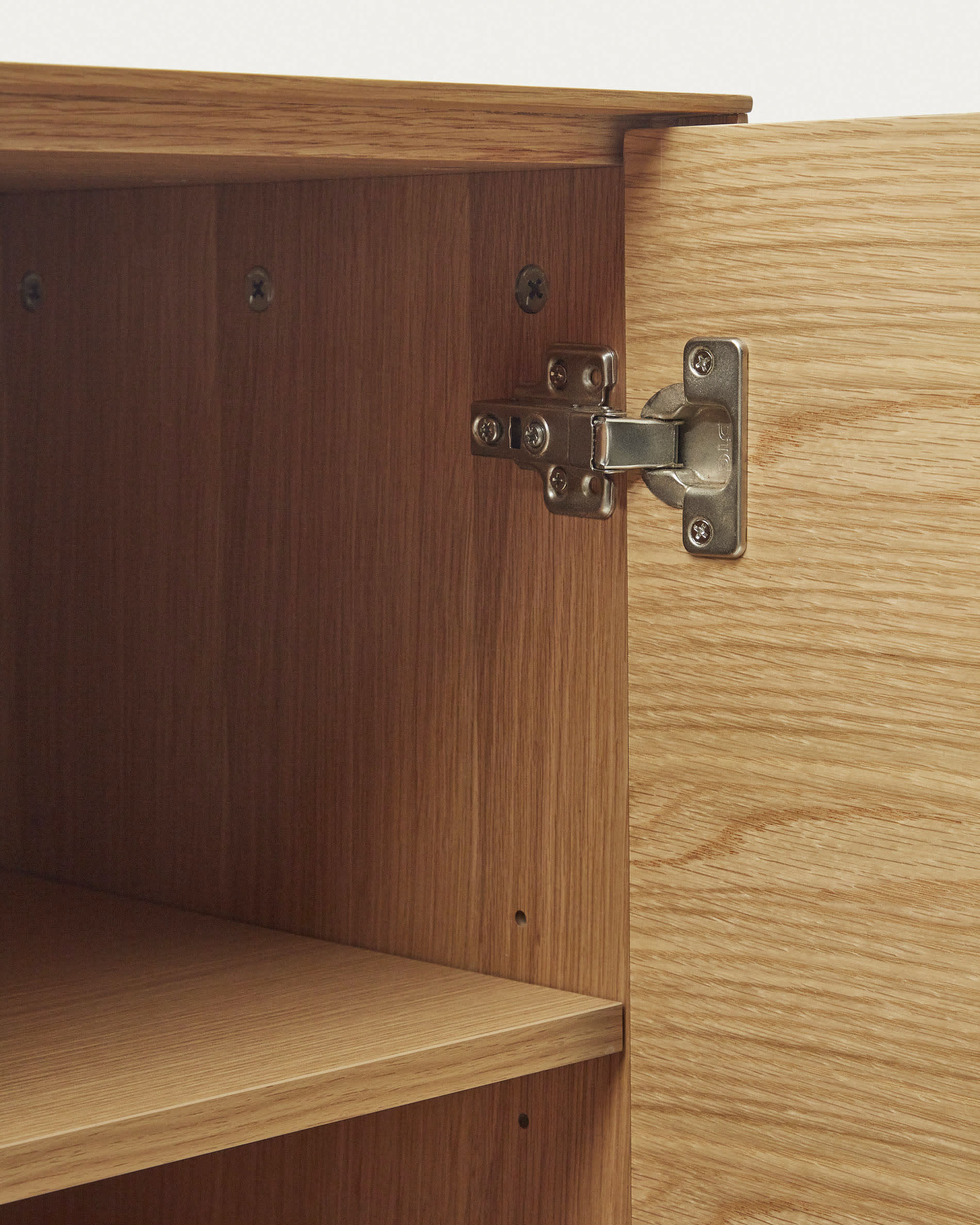 Das Vedrana Highboard von Kave Home bietet eleganten Stauraum mit Eichenfurnier und robusten Stahlbeinen, perfekt für jedes Zuhause.