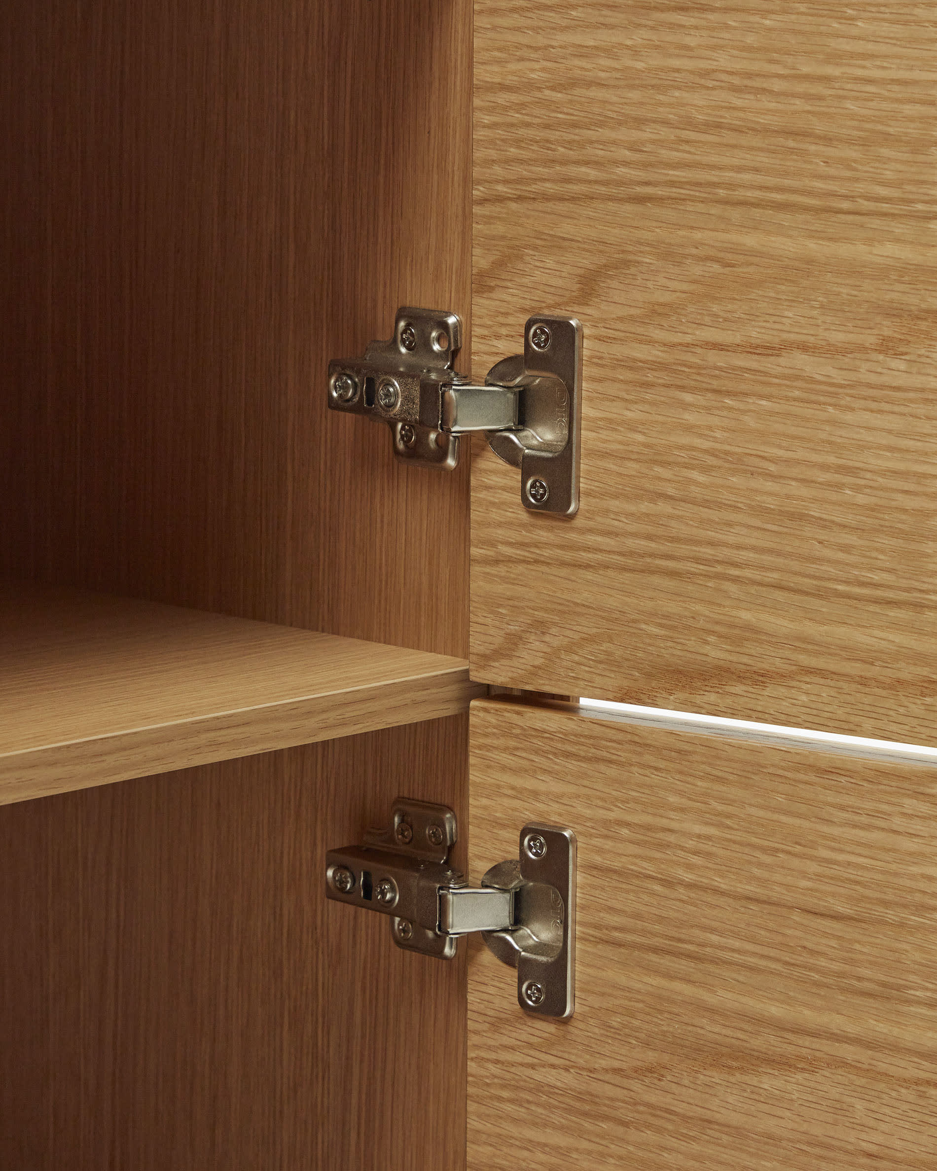 Das Vedrana Highboard von Kave Home vereint stilvolles Design mit praktischem Stauraum. Eichenfurnier und schwarze Stahlbeine schaffen eine moderne Atmosphäre.