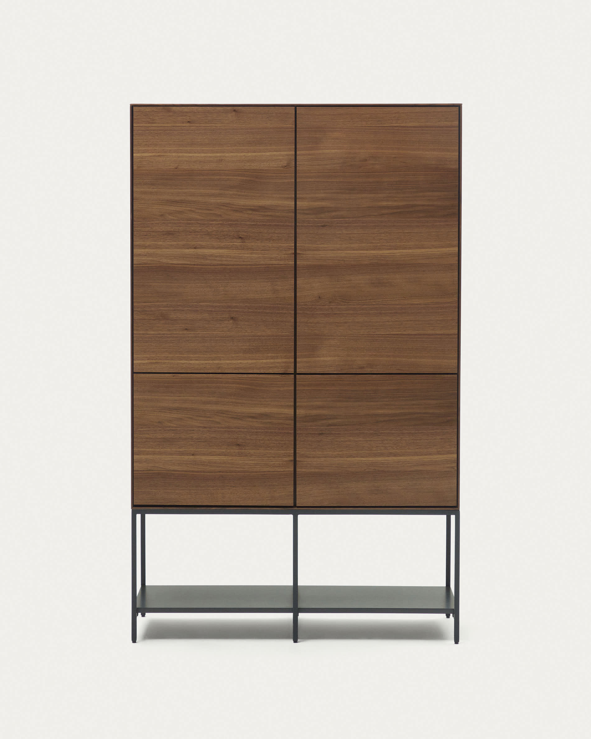3D-Modell: Vedrana Highboard, Nussholzfurnier, schwarze Stahlbeine, 97,5x160 cm, eleganter Stauraum.