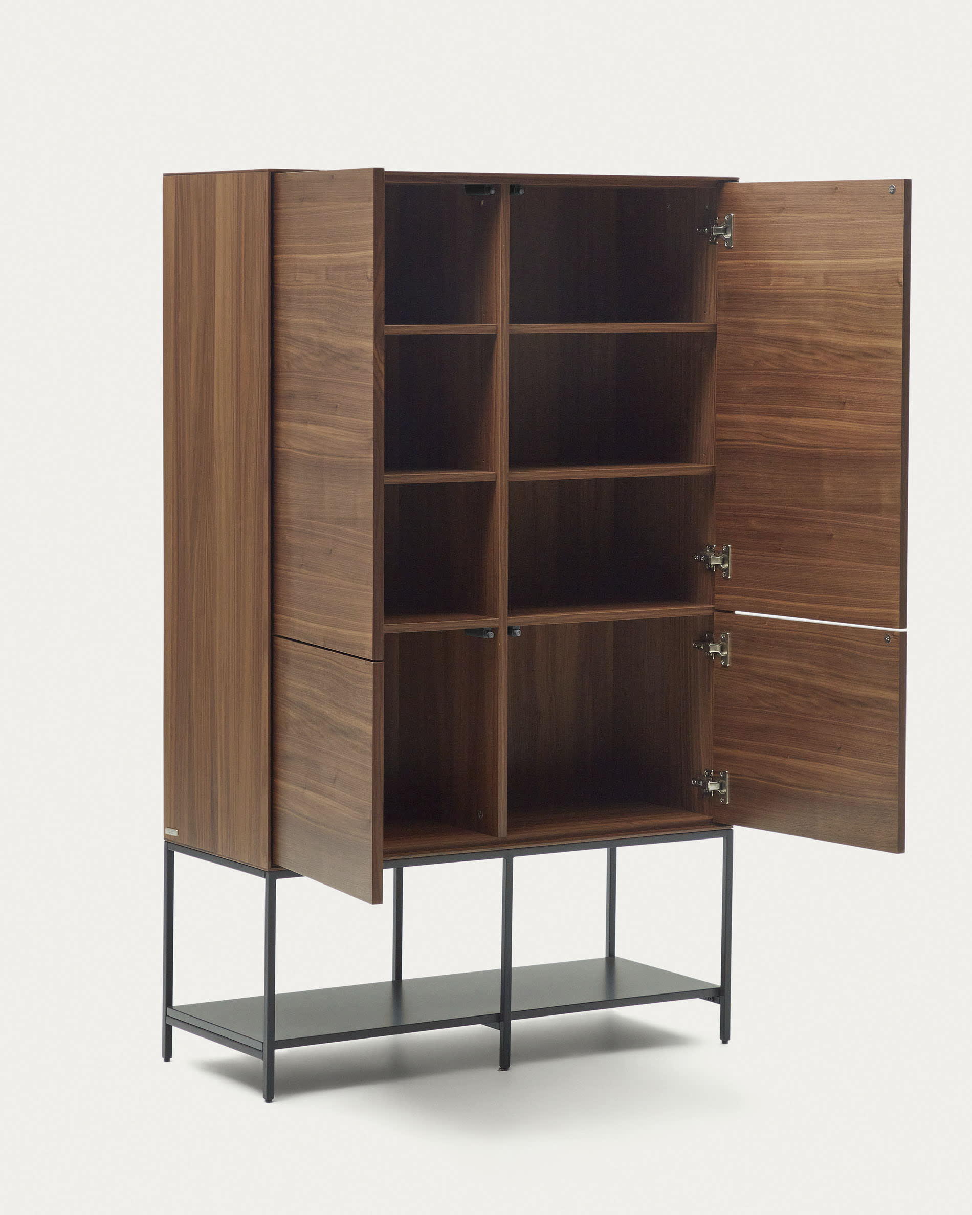 Das Vedrana Highboard aus edlem Nussholzfurnier und schwarzen Stahlbeinen bietet eine elegante und praktische Aufbewahrungslösung.