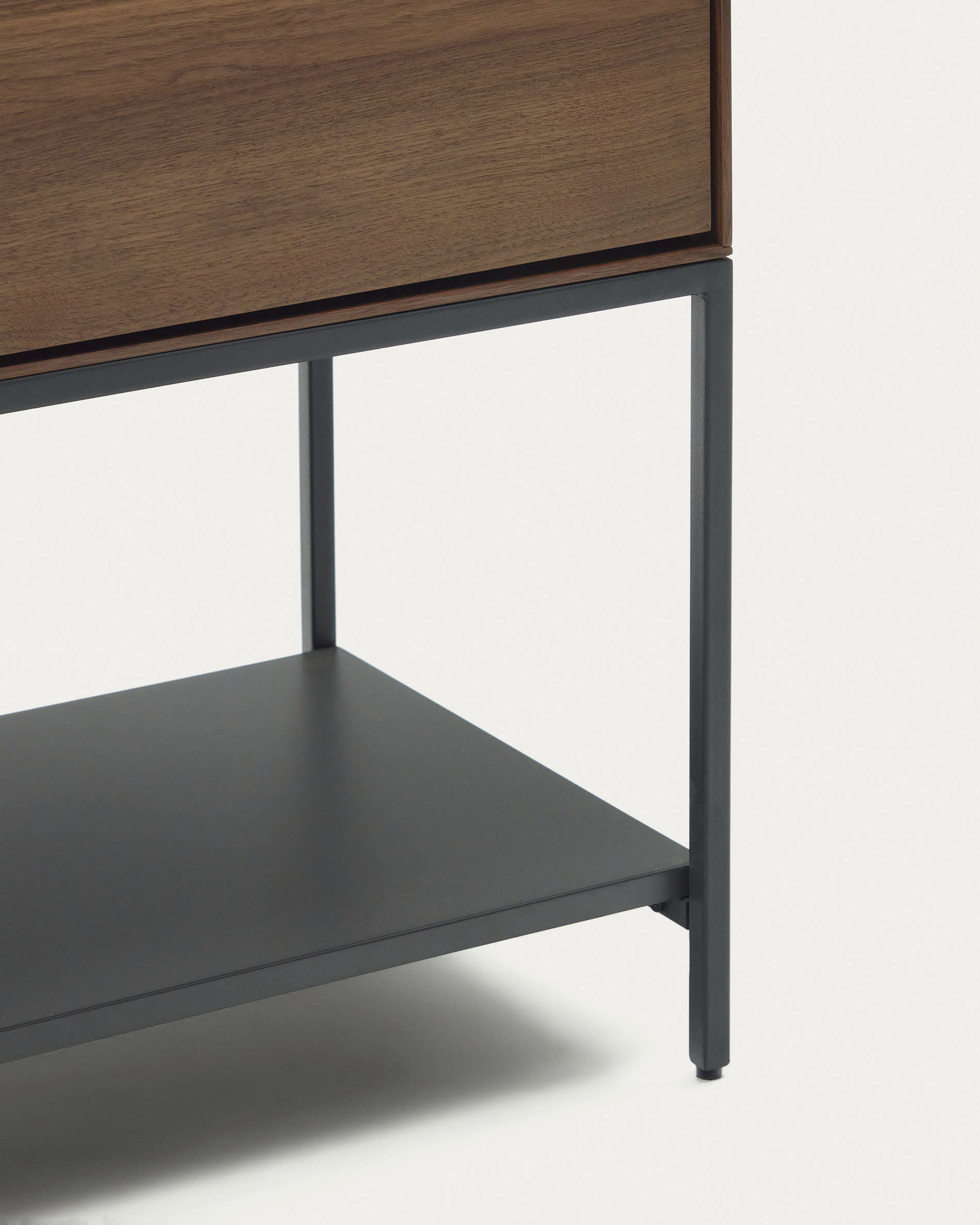 Das Vedrana Highboard vereint edles Nussholzfurnier und moderne Stahlbeine, ideal für stilvollen Stauraum und eine elegante Wohnraumgestaltung.