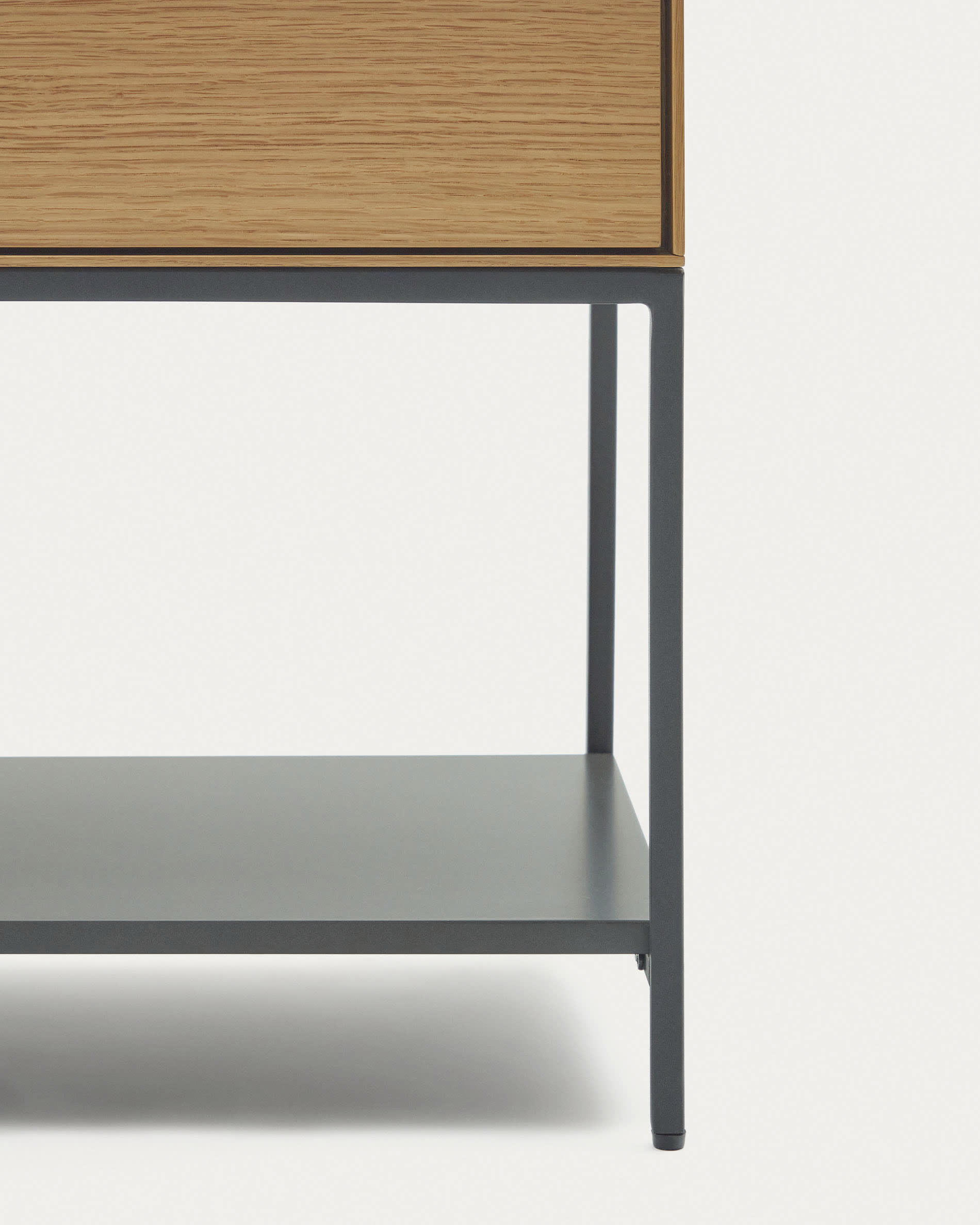 Die Vedrana Kommode von Kave Home kombiniert edles Eichenfurnier mit stabilen schwarzen Stahlbeinen. Ideal für stilvollen und praktischen Stauraum.