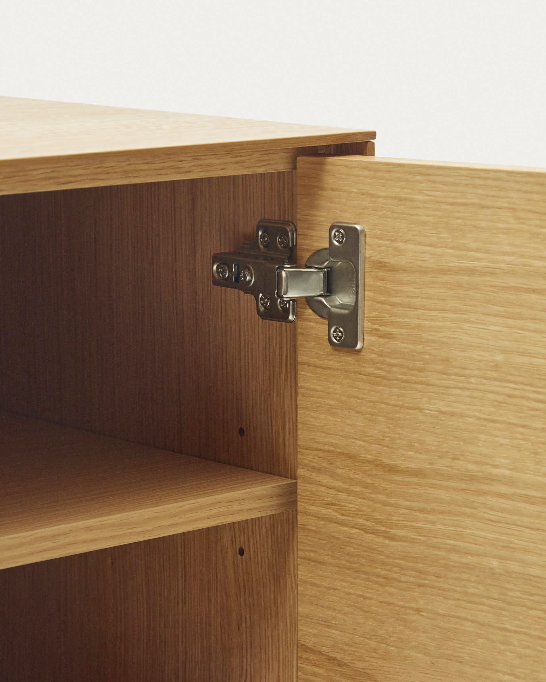 Die Vedrana Kommode von Kave Home vereint elegantes Eichenfurnier mit robusten Stahlbeinen in Schwarz. Perfekt für stilvollen Stauraum in jedem Raum.