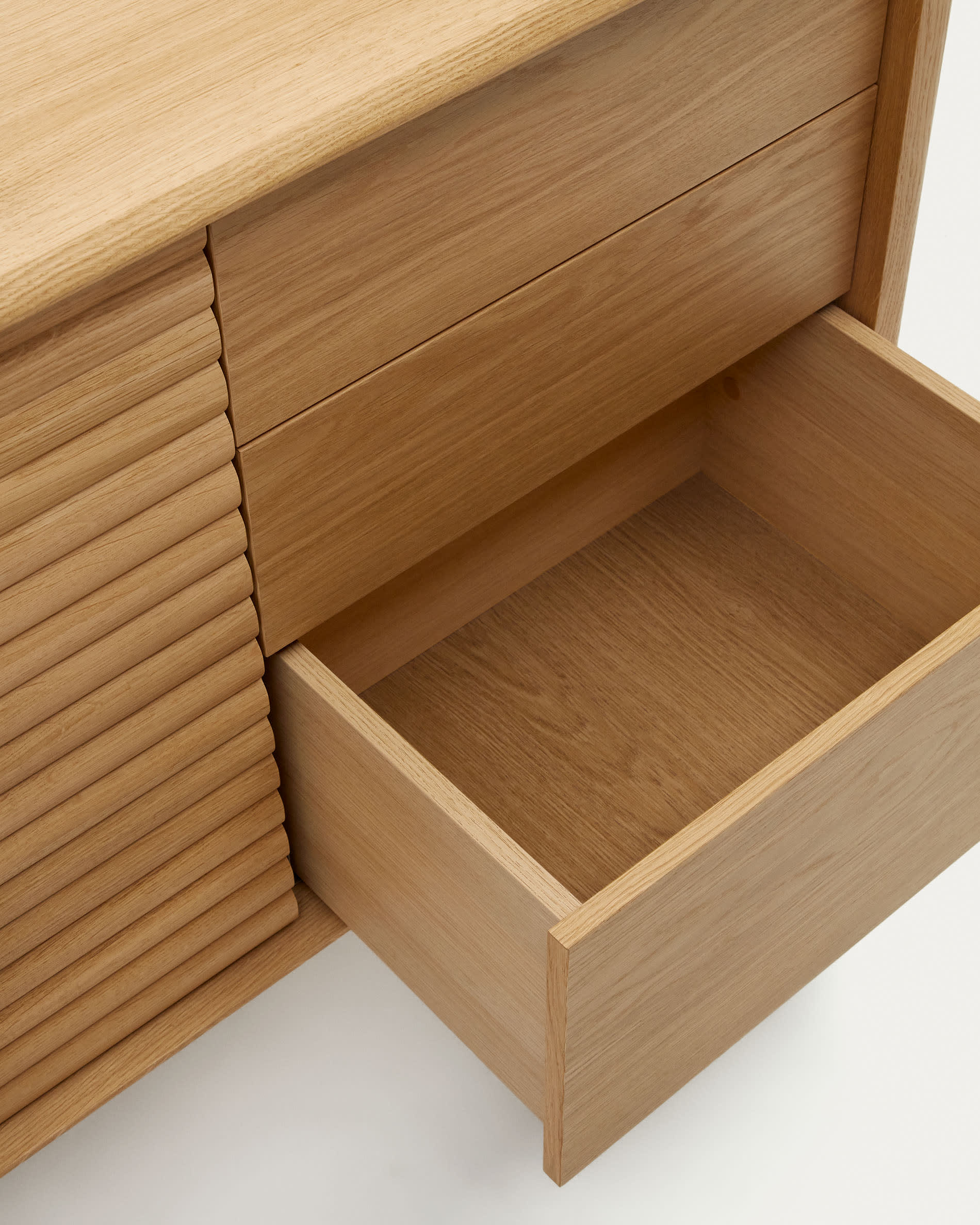 Stilvolles Lenon Sideboard aus Eichenholz mit 1 Tür und 3 Schubladen. Maße: 105 x 85 cm. Nachhaltig und elegant für jedes Wohnambiente.