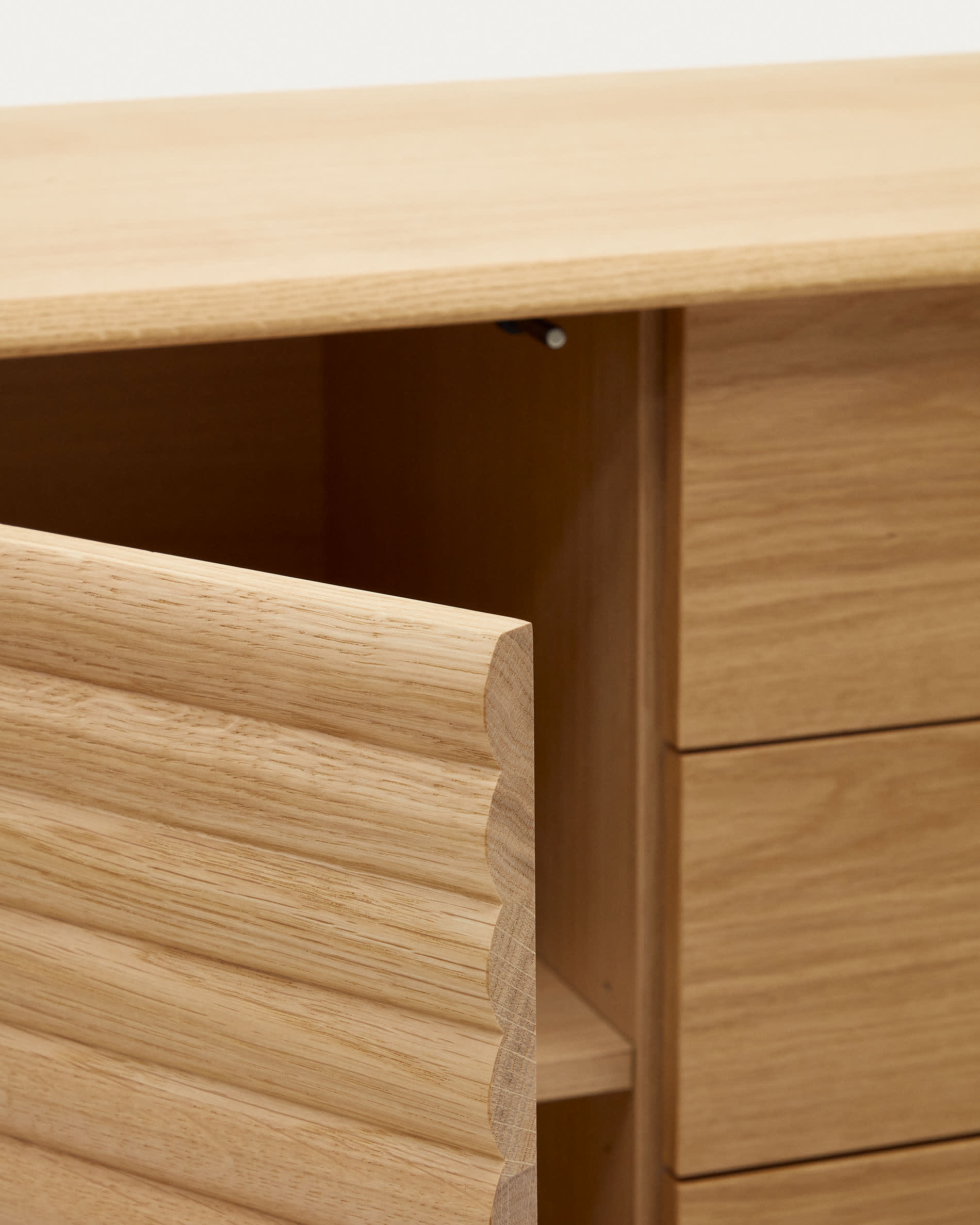 Elegantes Lenon Sideboard aus Eichenholz mit 1 Tür und 3 Schubladen. Maße: 105 x 85 cm. Ideal für stilvolle und nachhaltige Wohnräume.