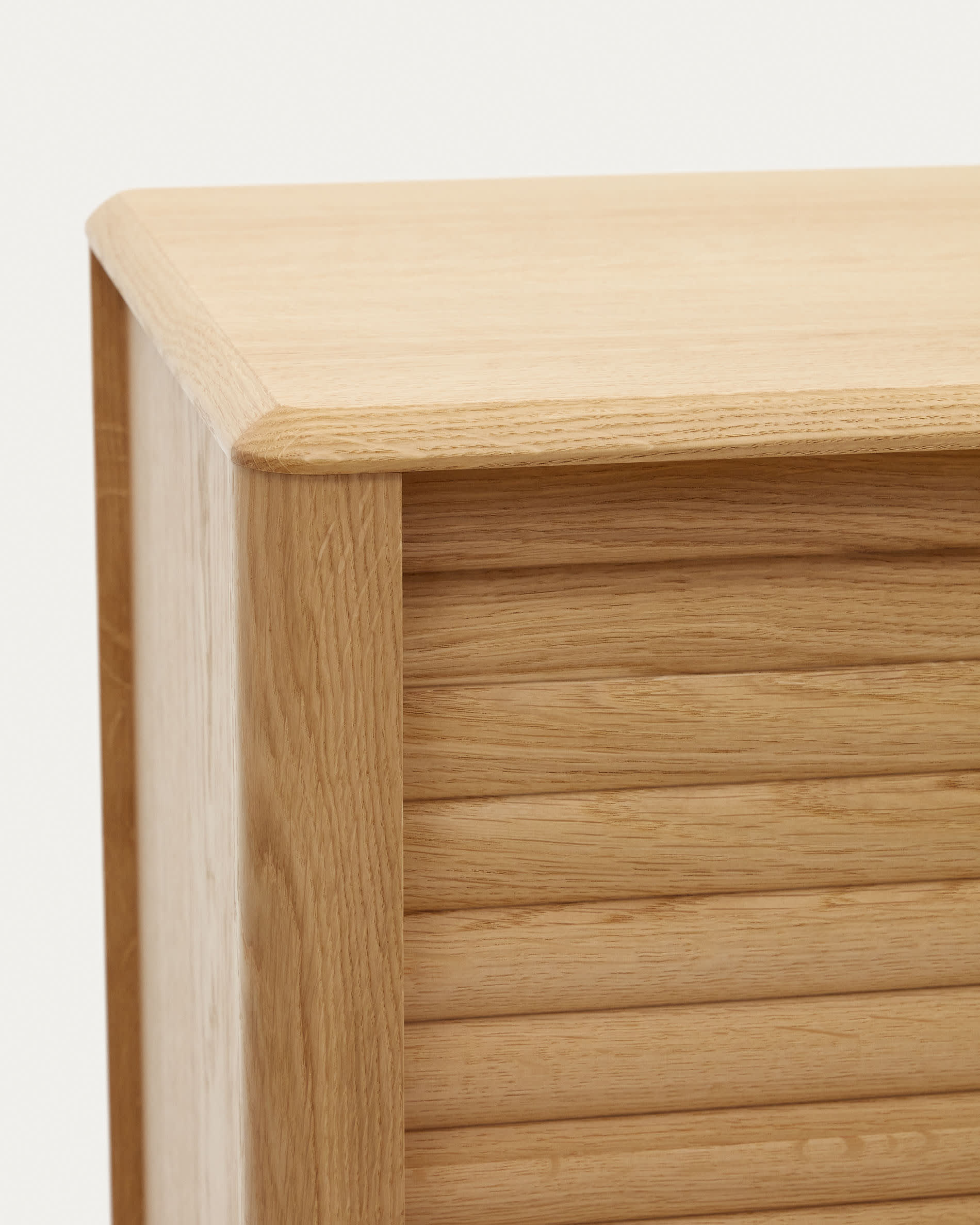 Stilvolles Lenon Sideboard aus Eichenholz mit 1 Tür und 3 Schubladen. Maße: 105 x 85 cm. Perfekt für nachhaltige und elegante Wohnkonzepte.