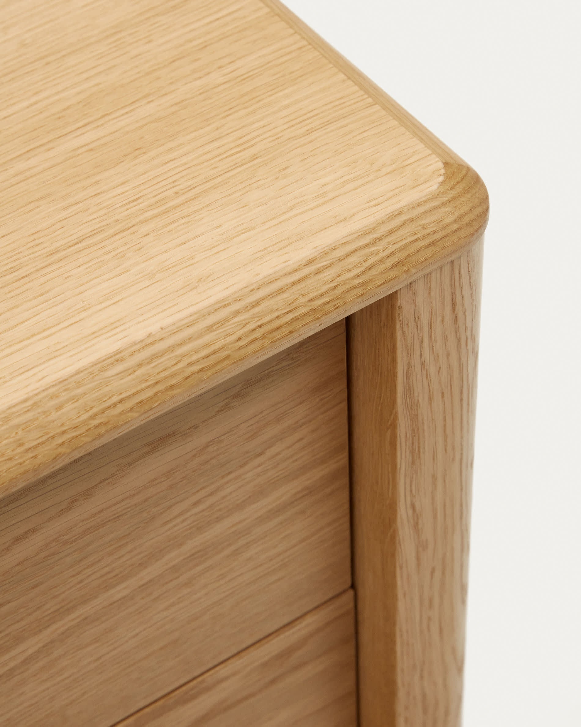 Elegantes Lenon Sideboard aus Eichenholz mit 1 Tür und 3 Schubladen. Maße: 105 x 85 cm. Ideal für stilvolle und nachhaltige Einrichtungslösungen.