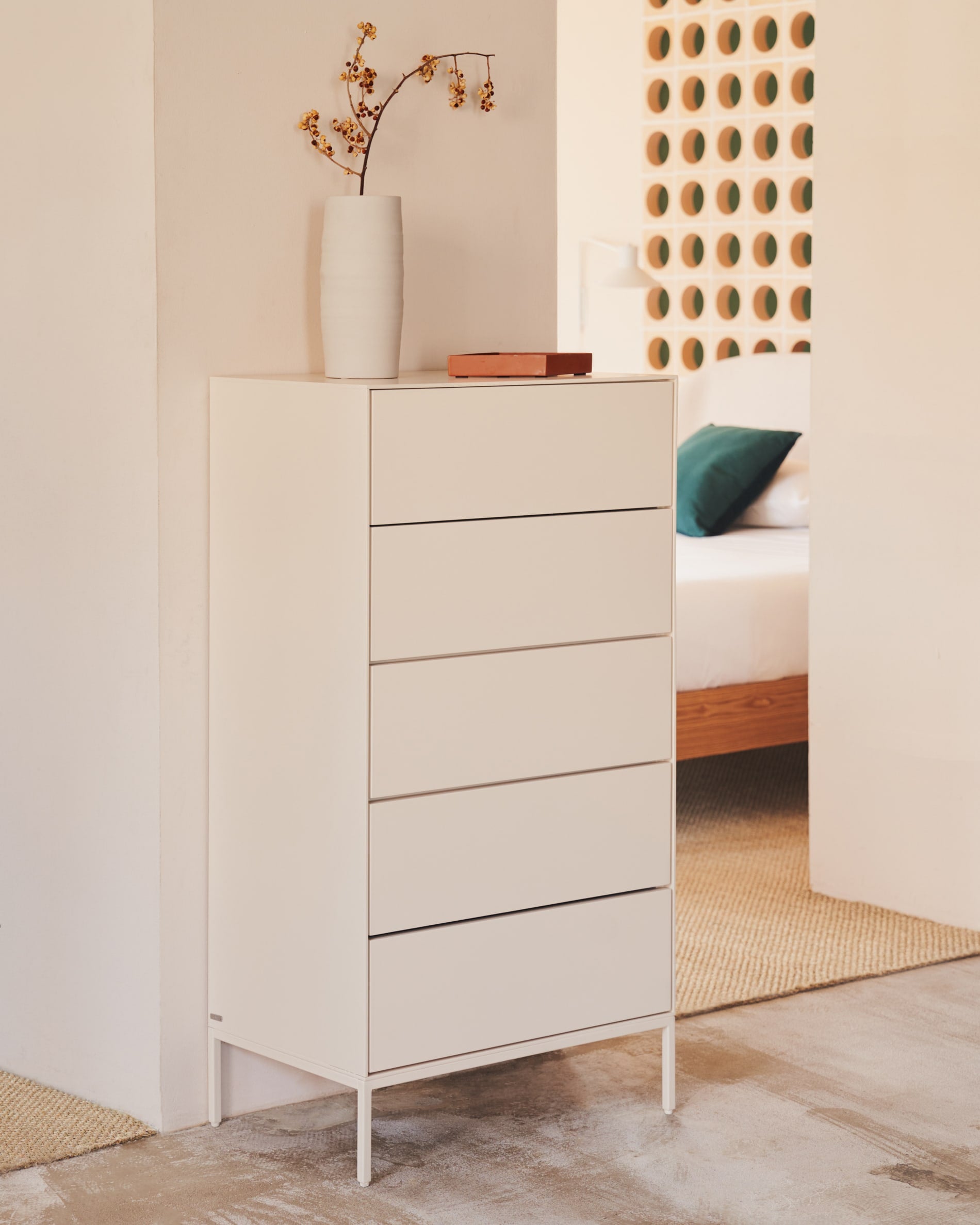 Vedrana Kommode, 5 Schubladen, MDF, weiss lackiert, 60x114 cm, stilvolles Design, Kave Home, ideal für modernes Wohnen.