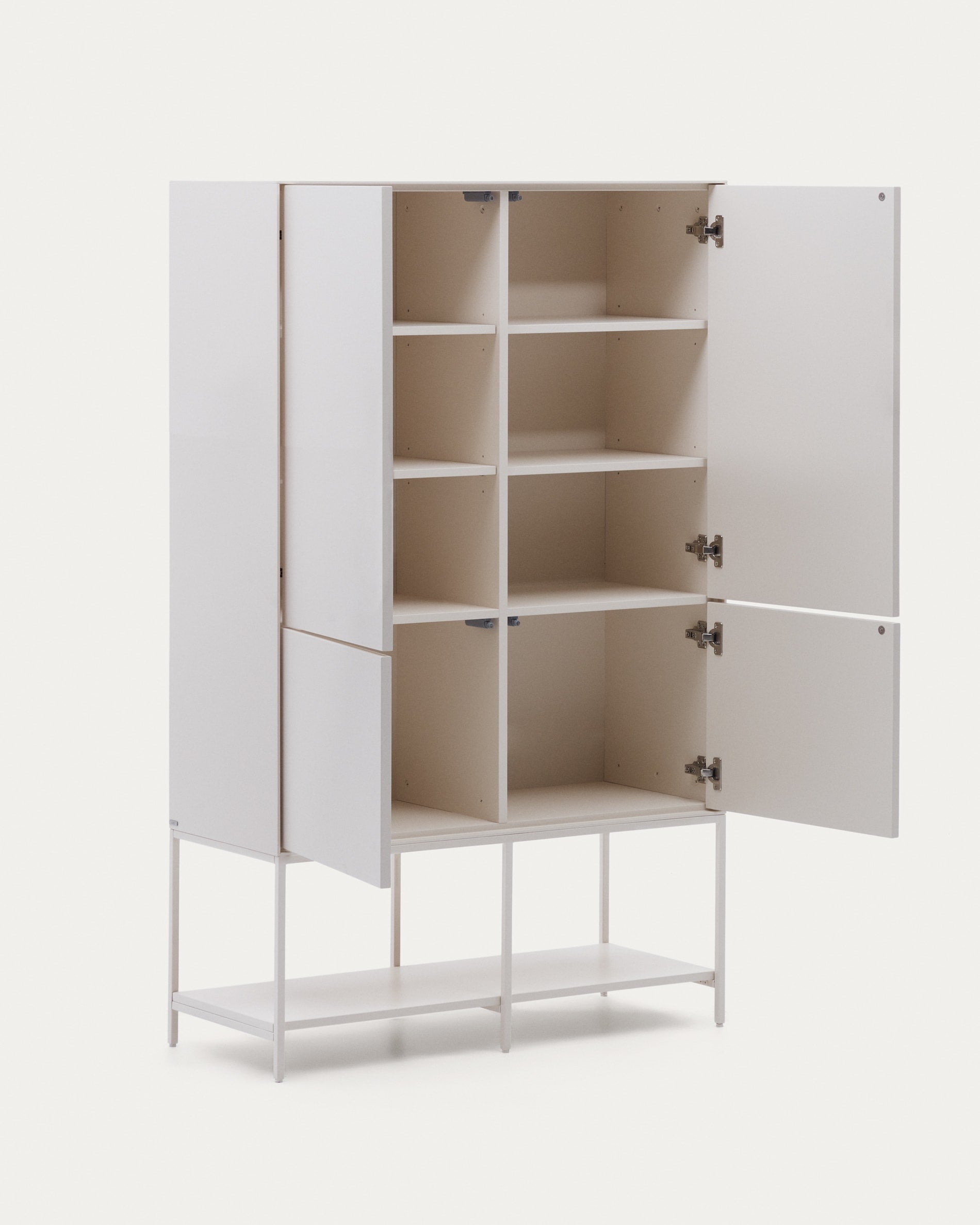 Das Vedrana Highboard von Kave Home, weiss lackiert, mit 4 MDF-Türen, 97,5 x 160 cm, kombiniert modernes Design mit funktionalem Stauraum.