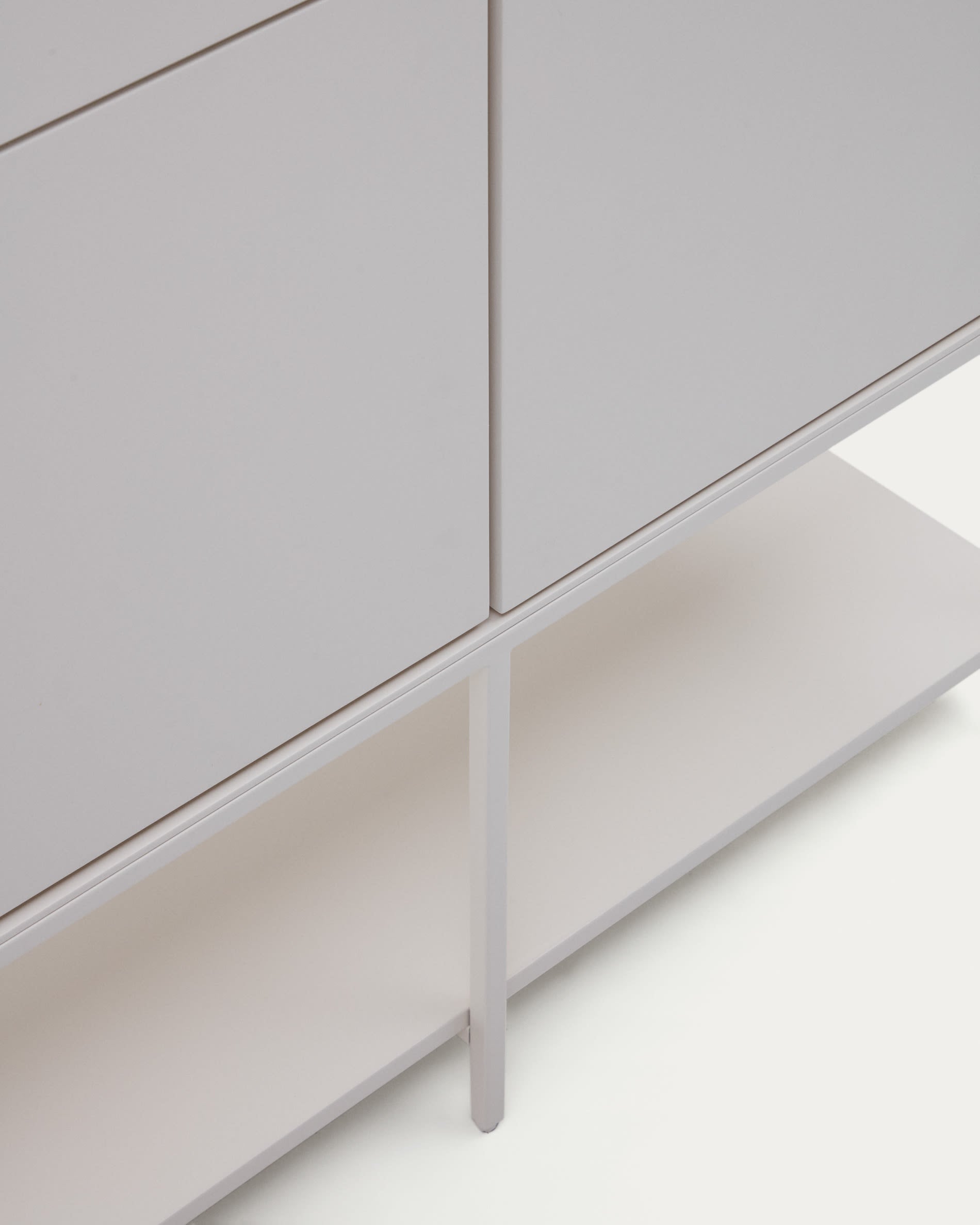 Entdecken Sie das elegante Vedrana Highboard von Kave Home: 4 Türen, weisse MDF-Oberfläche, 97,5 x 160 cm – ideal für stilvollen Stauraum.