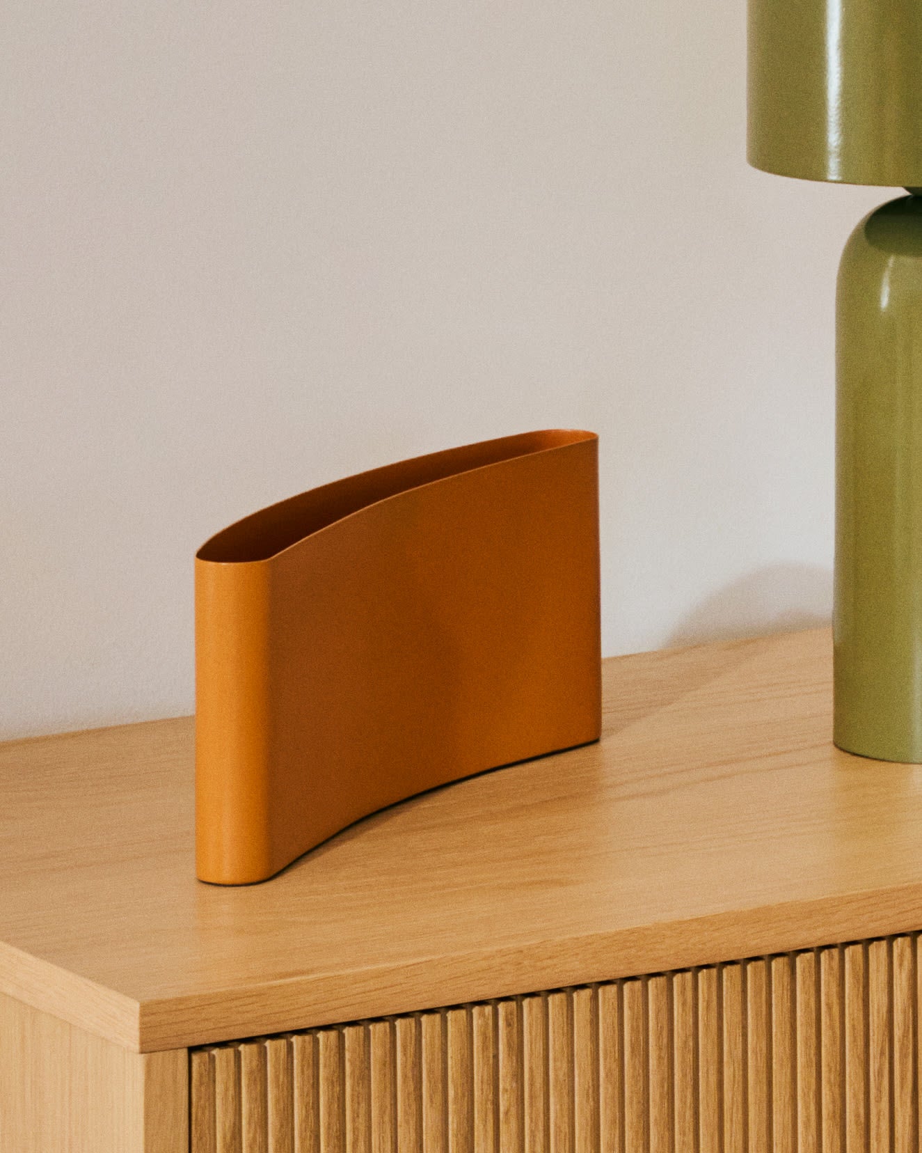 Die Kommode Helvine aus FSC-zertifiziertem Eichenfurnier vereint stilvolles Design und praktische Funktionalität mit 3 geräumigen Schubladen.