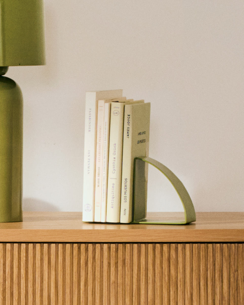 Die Kommode Helvine aus FSC-zertifiziertem Eichenfurnier vereint stilvolles Design und praktischen Stauraum in 3 Schubladen.