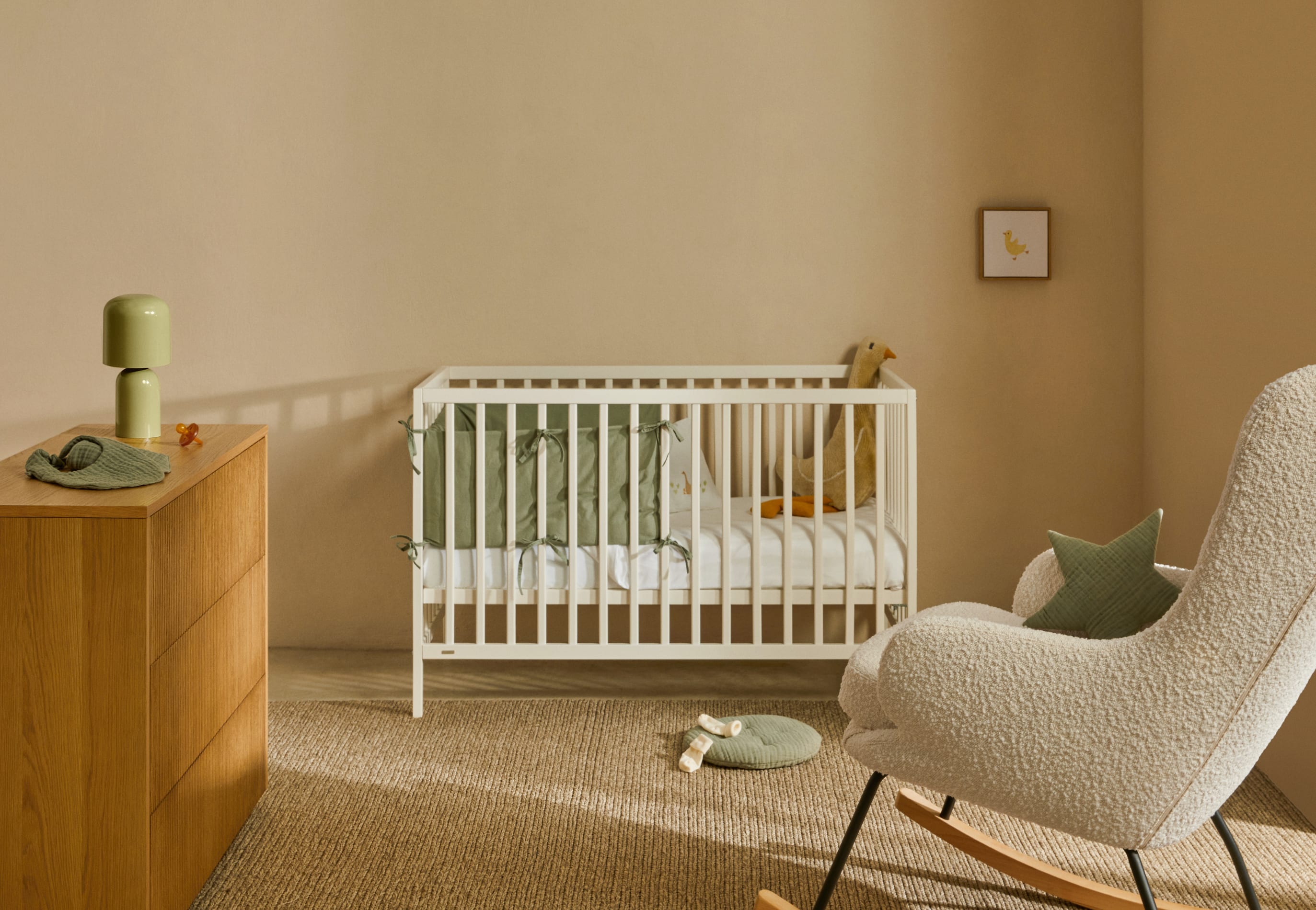 Die Helvine Kommode aus Eichenfurnier mit 3 Schubladen (FSC 100%) vereint modernes Design und umweltfreundliche Materialien.