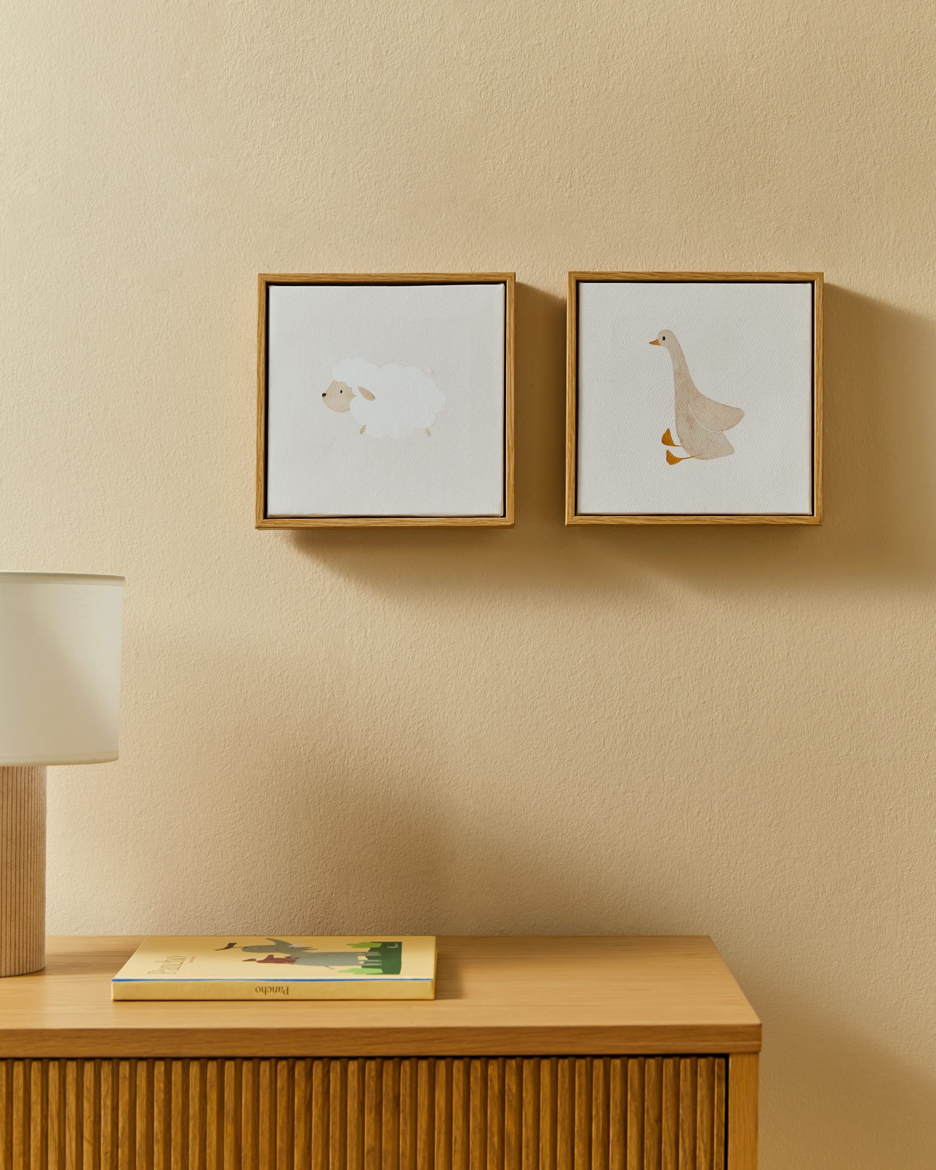 Die Helvine Kommode aus Eichenfurnier (FSC 100%) mit 3 Schubladen vereint modernes Design und umweltfreundliche Materialien.