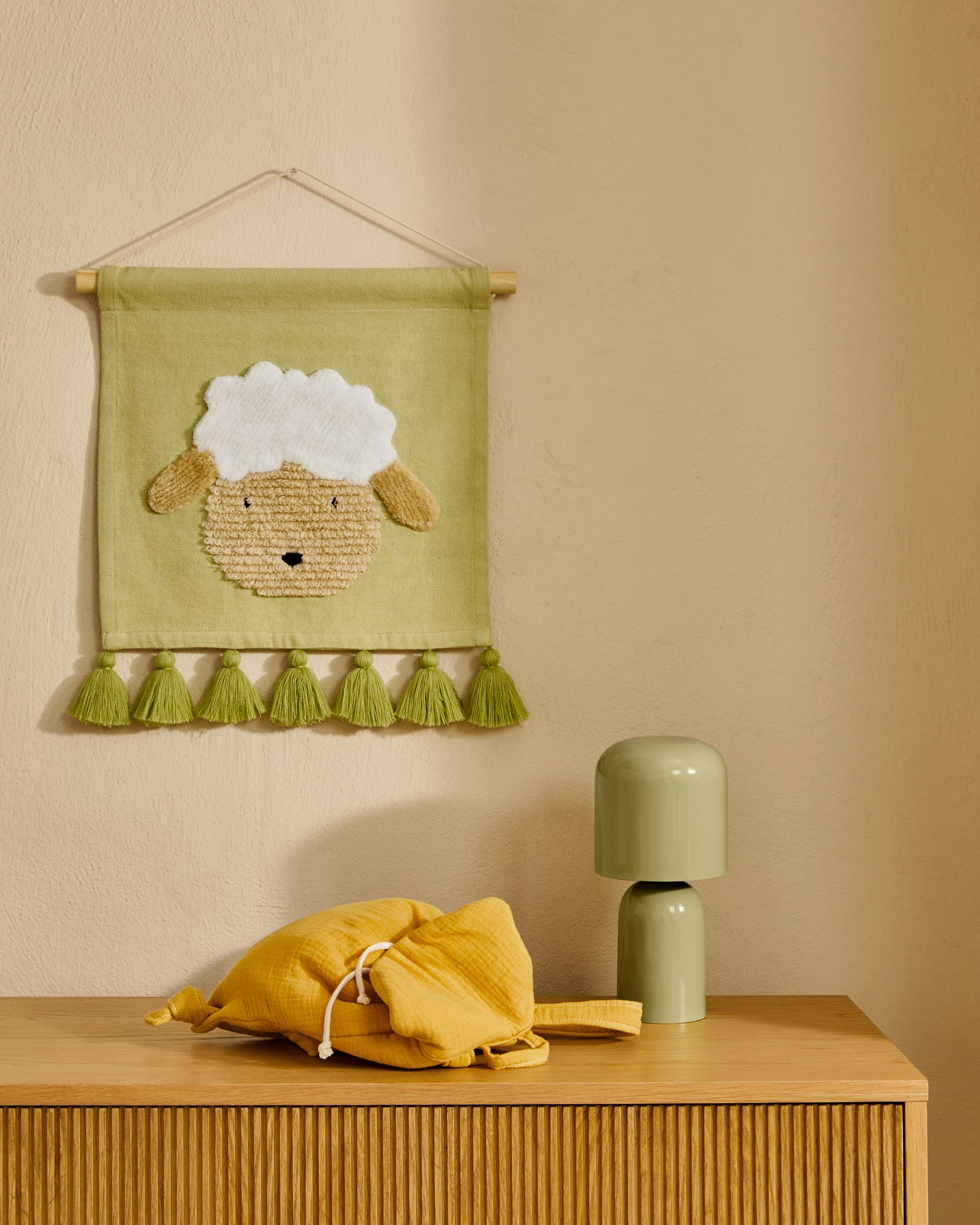 Elegante Kommode aus FSC-zertifiziertem Eichenfurnier, 3 Schubladen, zeitloses Design, vielseitig einsetzbar.