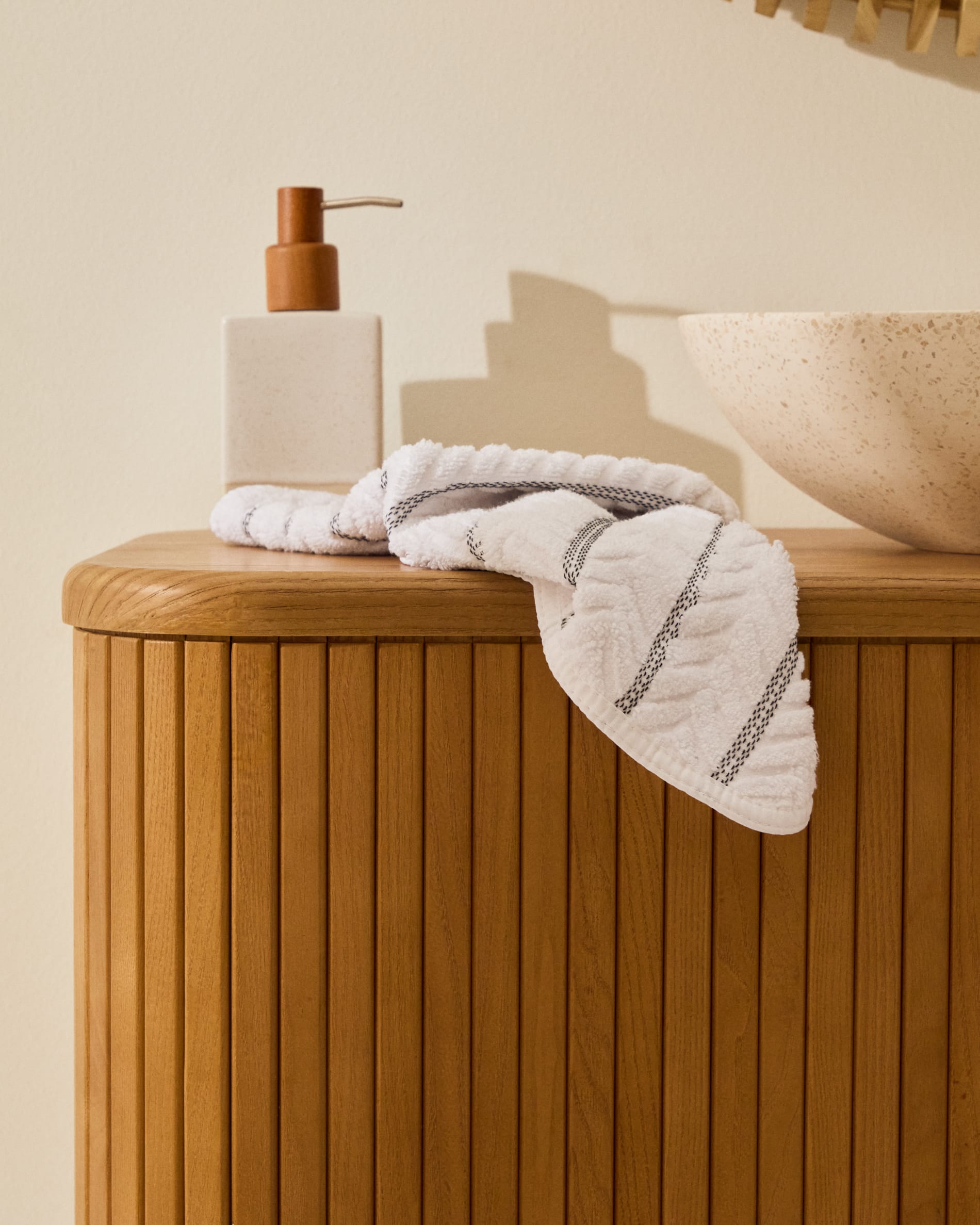 Badezimmermöbel aus Eschenfurnier, naturfarben, 90x45 cm, von Kave Home. Modernes Design, praktisch und hochwertig.