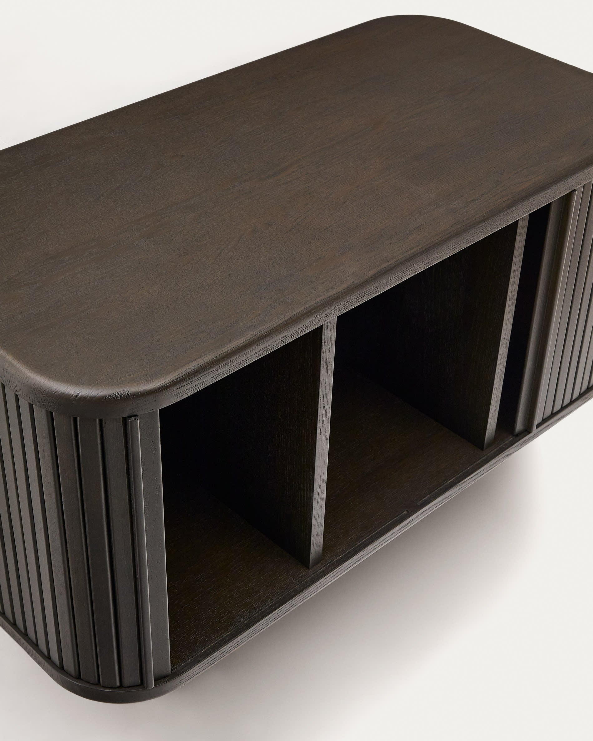 Entdecken Sie den eleganten Wandschrank Mailen von Kave Home: 90 x 45 cm, aus robustem Eschenfurnier mit dunklem Finish, ideal für stilvolle Badezimmerorganisation.