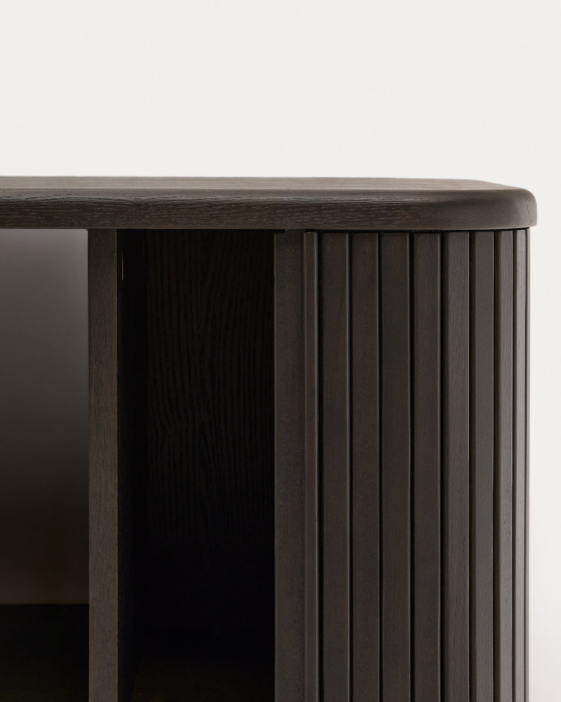 Der Wandschrank Mailen von Kave Home: 90 x 45 cm, aus langlebigem Eschenfurnier mit edlem dunklen Finish, vereint modernes Design und praktische Funktionalität.