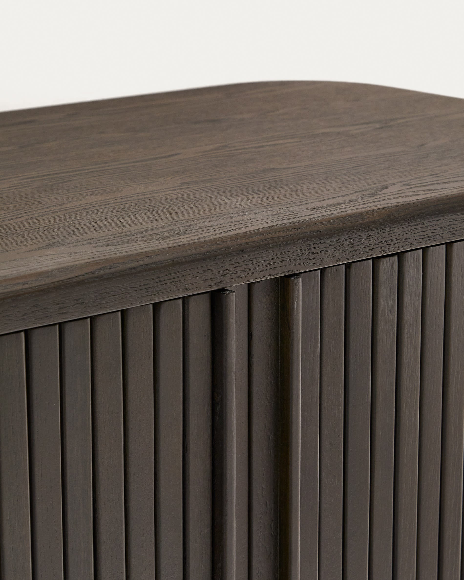 Entdecken Sie den Wandschrank Mailen von Kave Home: 90 x 45 cm, aus robustem Eschenfurnier mit elegantem dunklen Finish – ideal für stilvolle Badezimmerorganisation.