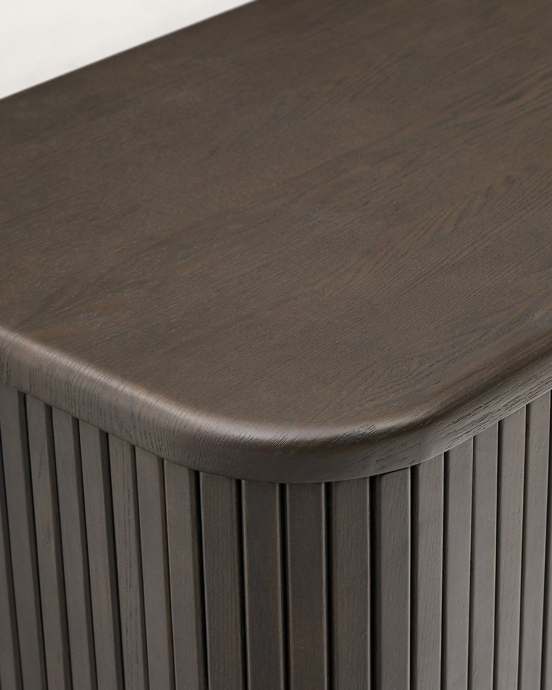 Stylischer Wandschrank Mailen von Kave Home: 90 x 45 cm, aus langlebigem Eschenfurnier mit edlem dunklen Finish – perfekter Stauraum für Ihr Bad.