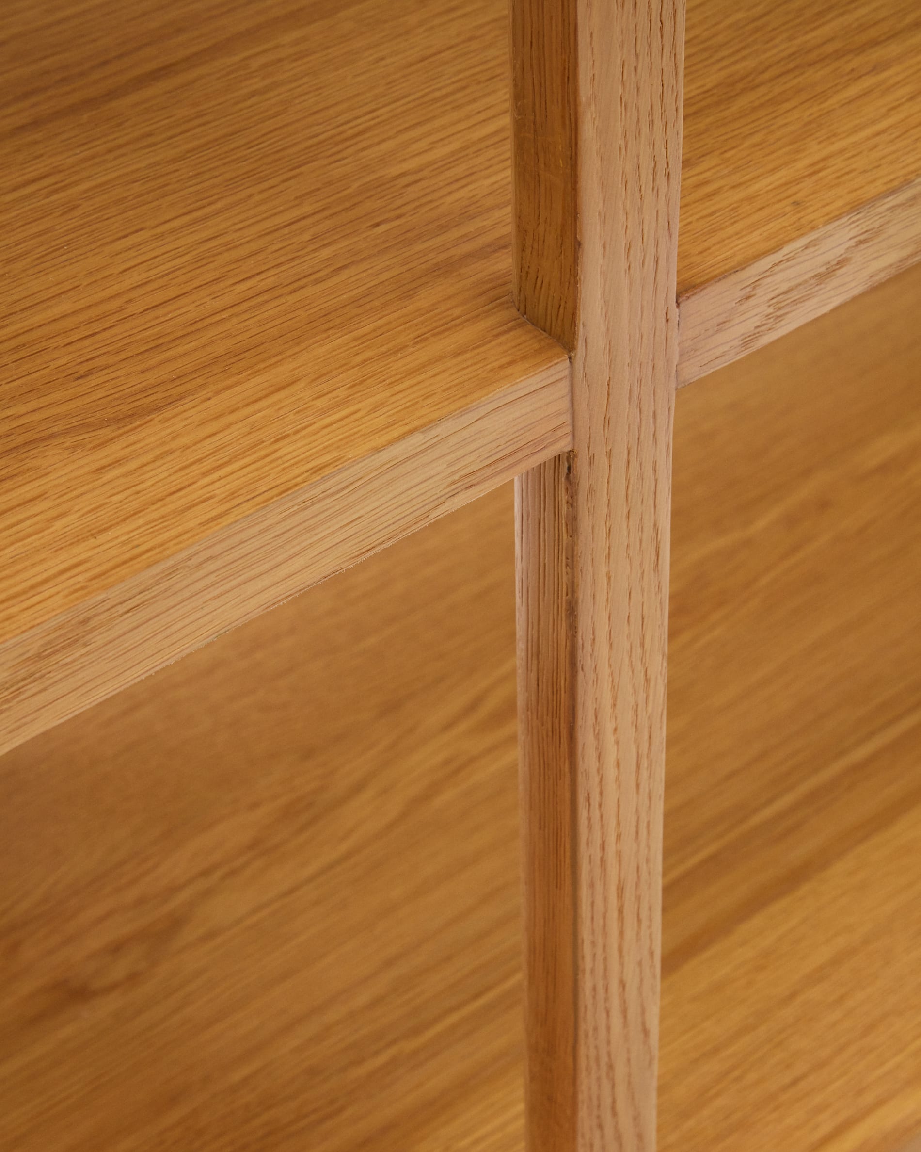 Elegantes Maymai Regal aus massivem Eichenholz (180 x 81 cm) – perfekter Stauraum für Bücher und Deko, vereint minimalistisches Design mit Langlebigkeit.