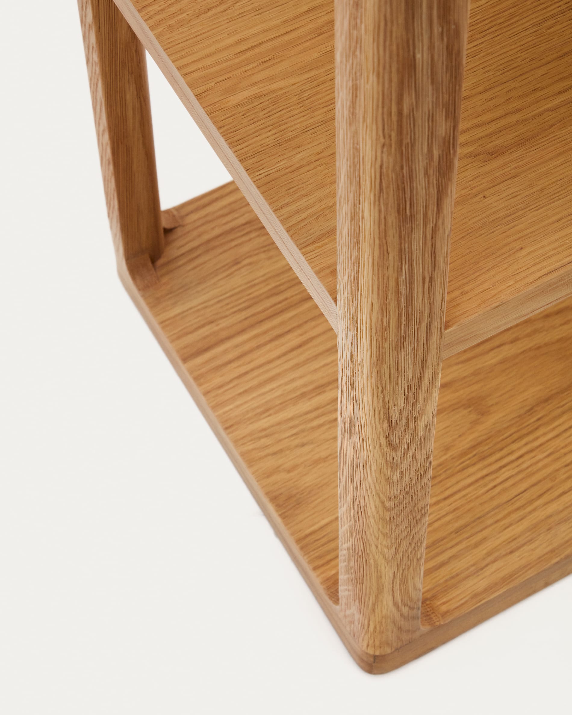 Entdecken Sie das Maymai Regal von Kave Home: 60 x 193 cm, aus robustem Eichenholz, vereint Funktionalität und stilvolles Design für jedes Zuhause.