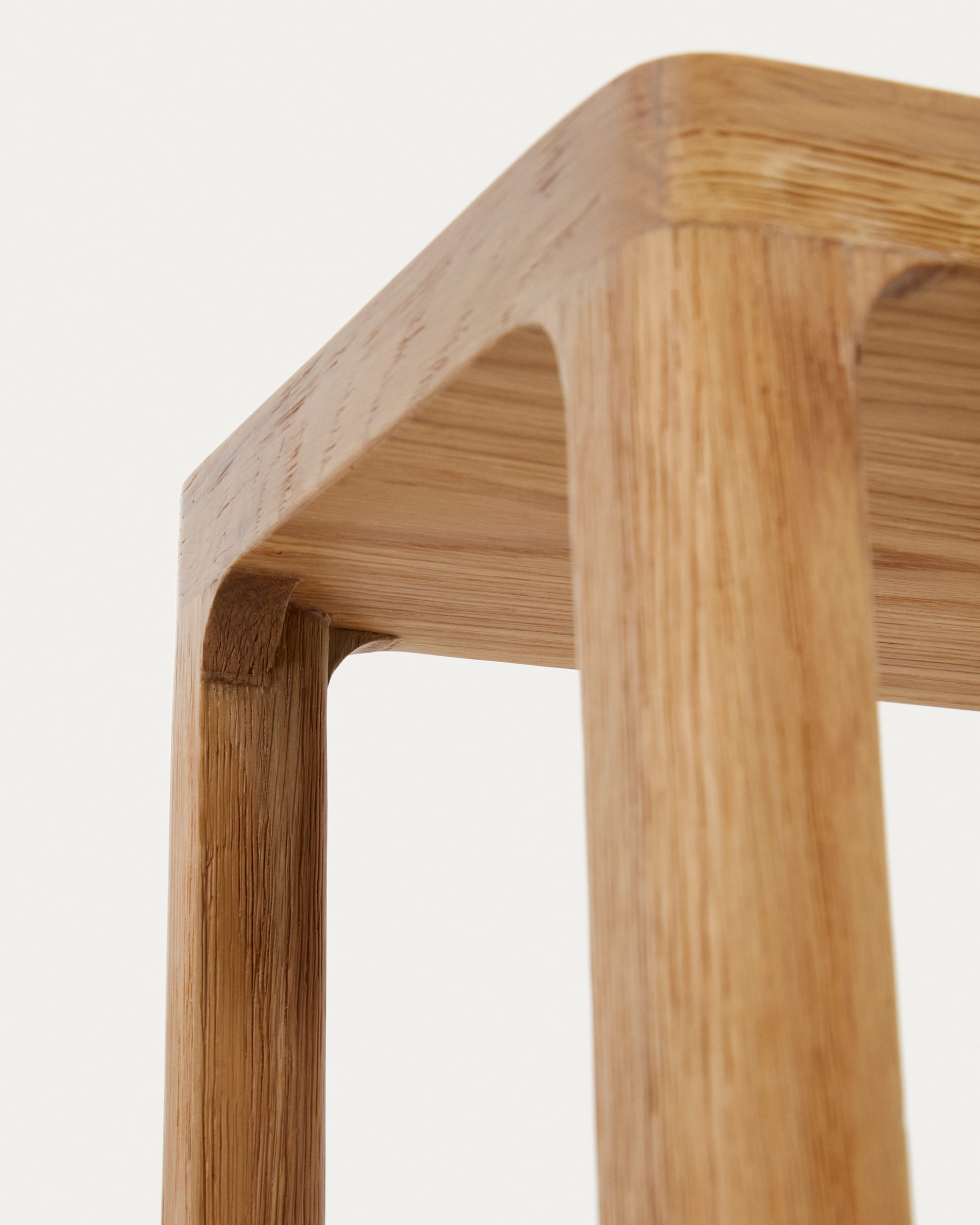 Elegantes Maymai Regal aus massivem Eichenholz (90 x 193 cm) – perfekter Stauraum und stilvolles Design für Ihr Zuhause.