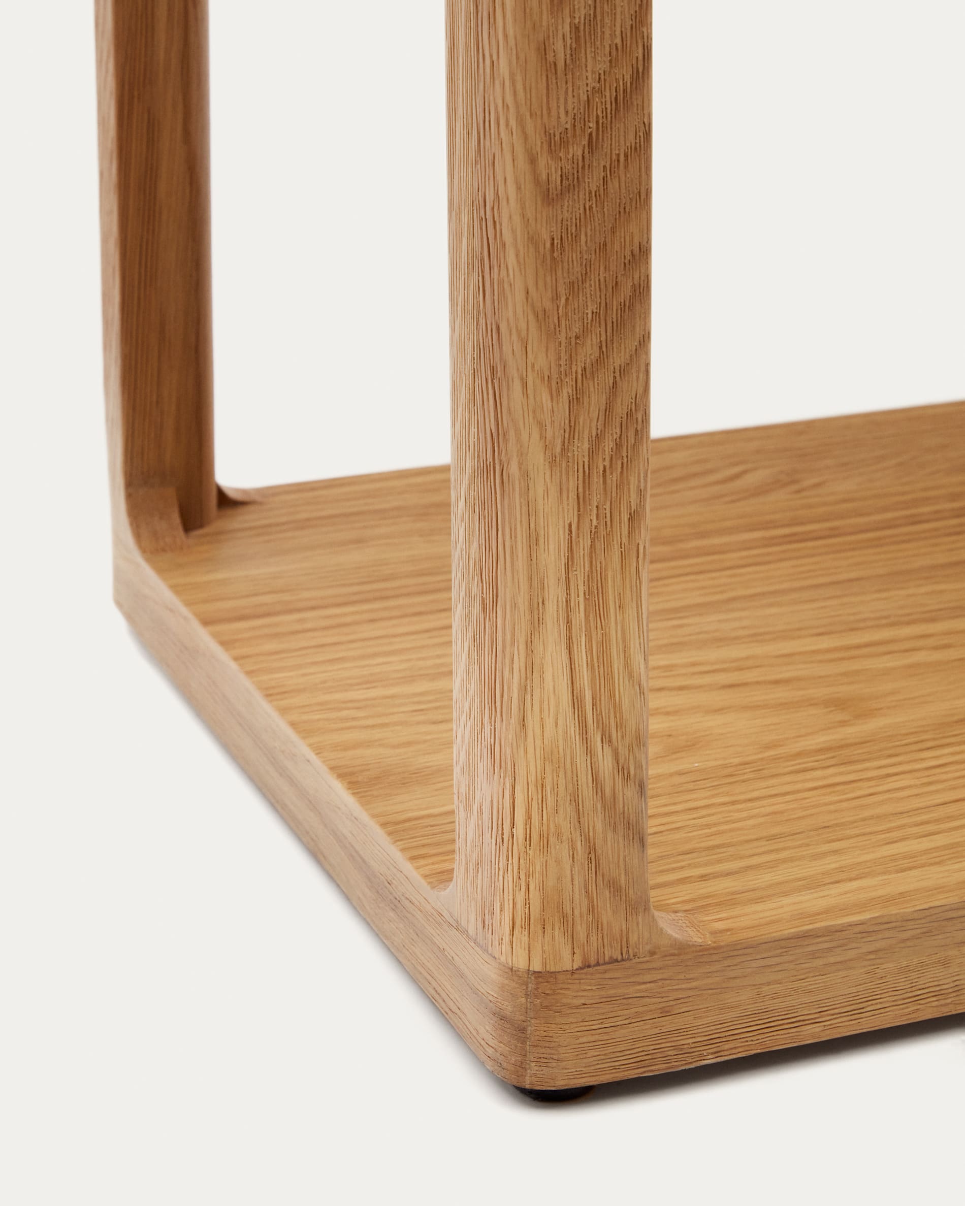 Entdecken Sie das Maymai Regal von Kave Home: Massives Eichenholz (90 x 193 cm) vereint Funktionalität und zeitlose Eleganz für jeden Raum.