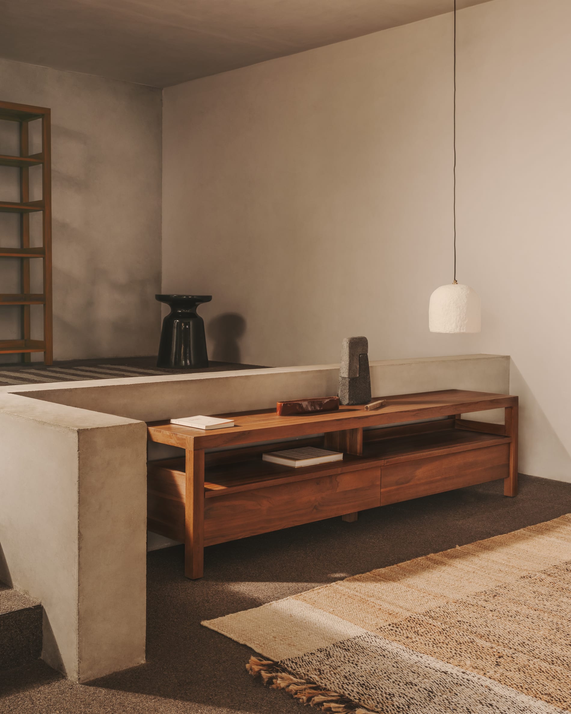 Das Sashi Regal aus Teakholz (150x185 cm) von Kave Home kombiniert zeitlose Eleganz mit praktischer Aufbewahrung für Ihr Interieur.