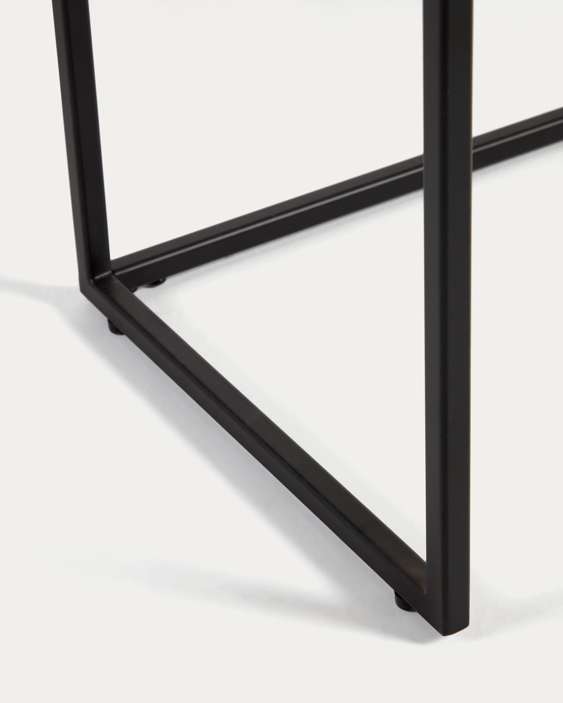 Eleganter Yoana Konsolentisch aus Eichenfurnier und robustem Metallgestell, 120 x 80 cm, perfekt für jeden Wohnstil.