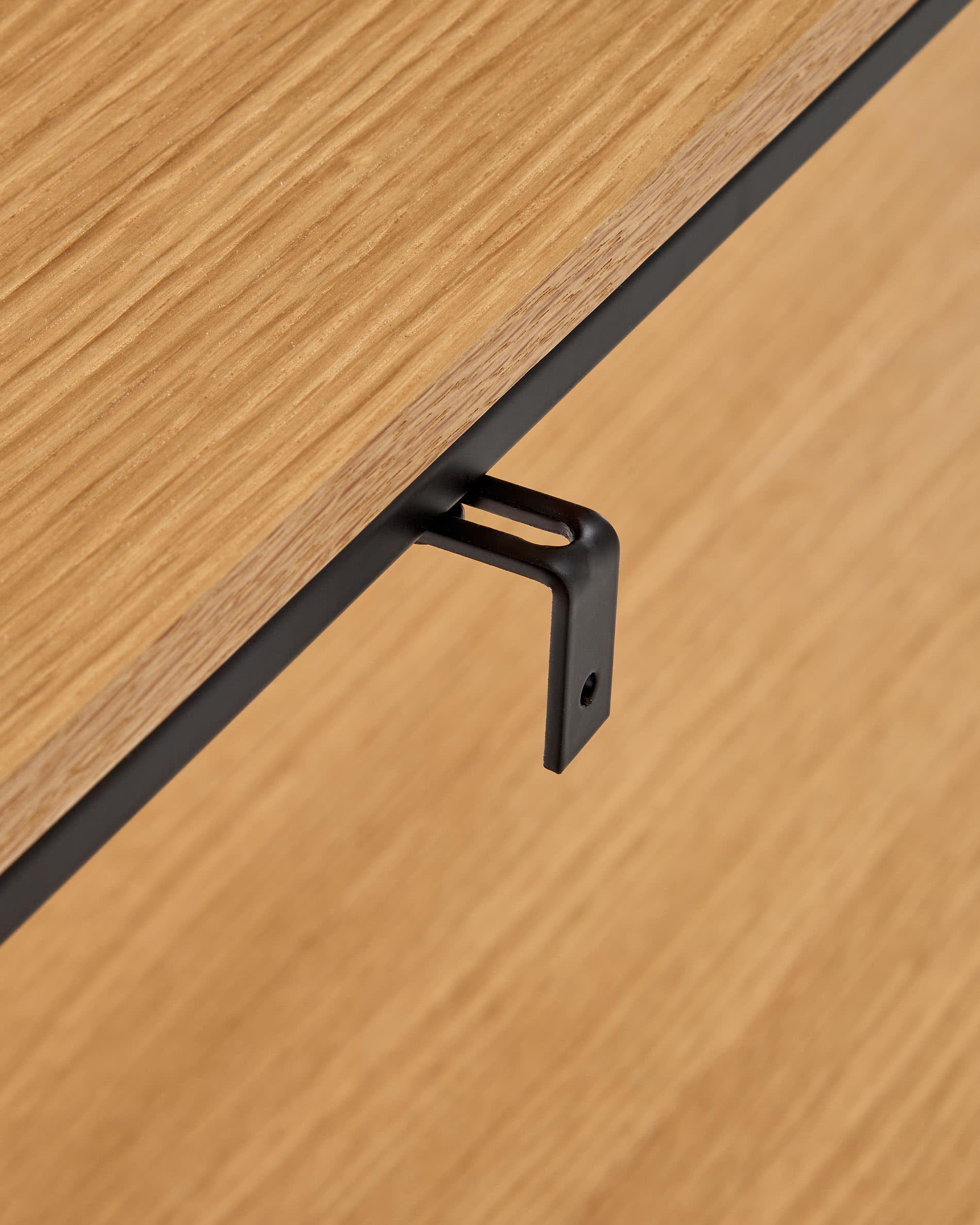 Moderner Yoana Konsolentisch mit Eichenfurnier und schwarzem Metallgestell, 120 x 80 cm – ideal für stilvolle Essbereiche.