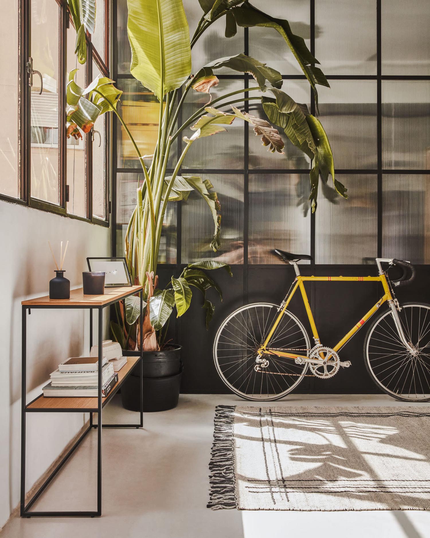 Eleganter Konsolentisch mit Eichenfurnier und schwarzem Metallrahmen, perfekt für moderne Wohnräume, Masse: 120 x 80 cm.