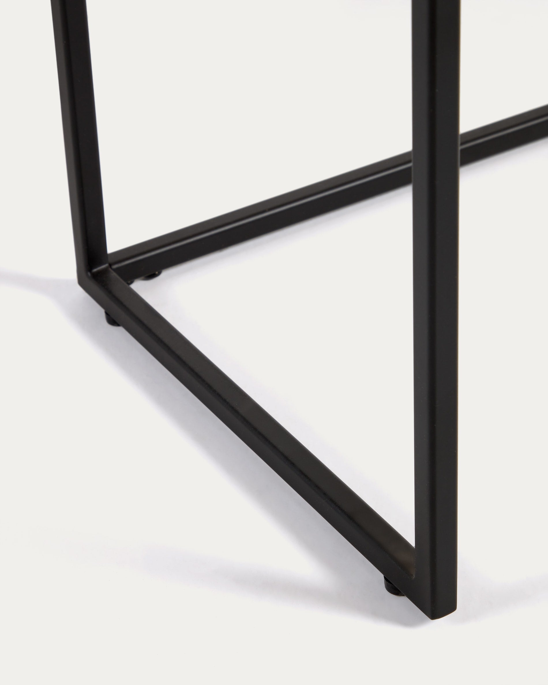 Eleganter Konsolentisch aus hochwertigem Nussholzfurnier und stabilem, schwarz lackiertem Metallgestell. Ideal für jeden Raum und vielseitige Anwendungen.