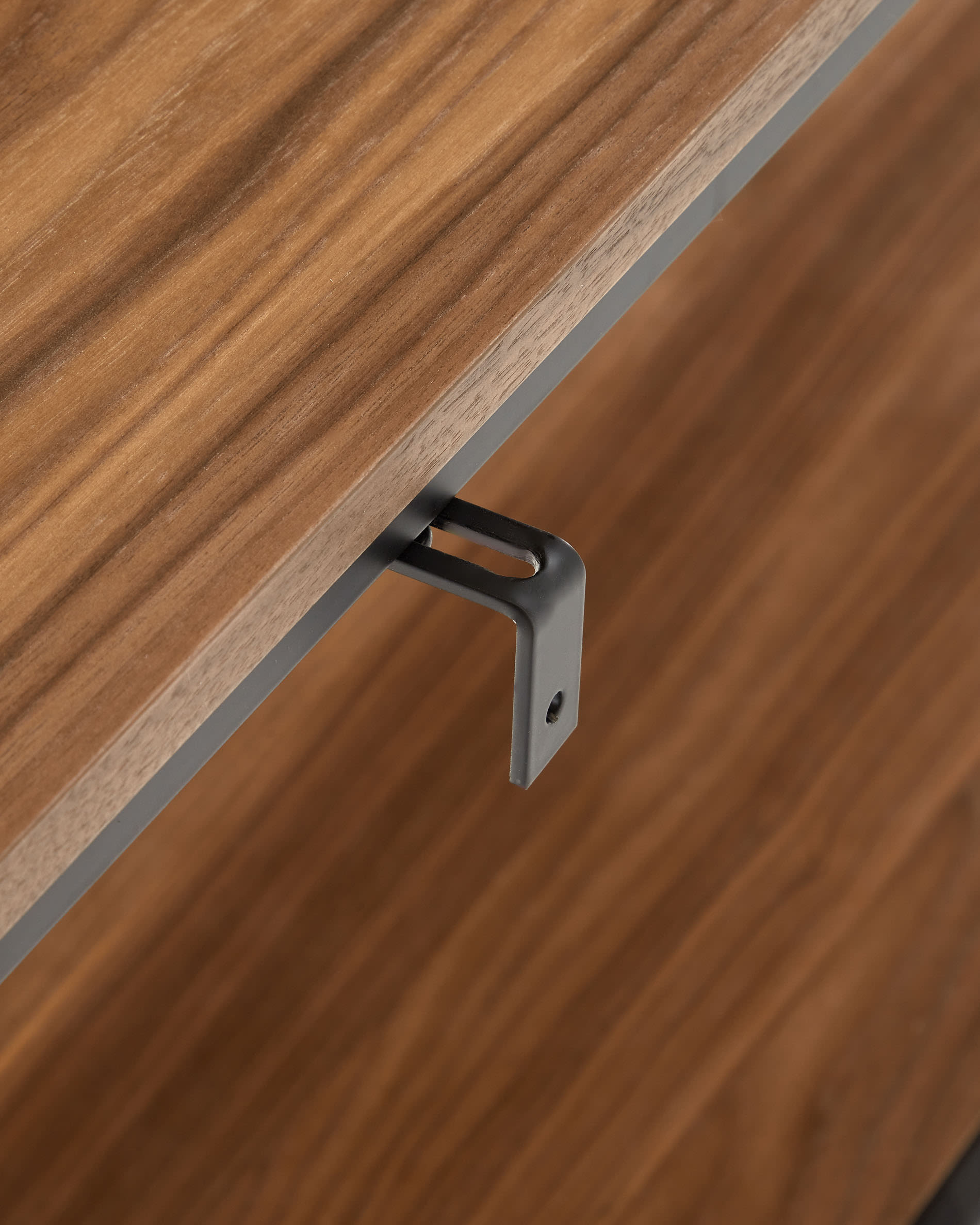 Moderner Konsolentisch mit edlem Nussholzfurnier und robustem Metallgestell. Perfekt für stilvolle Akzente in jedem Zuhause.