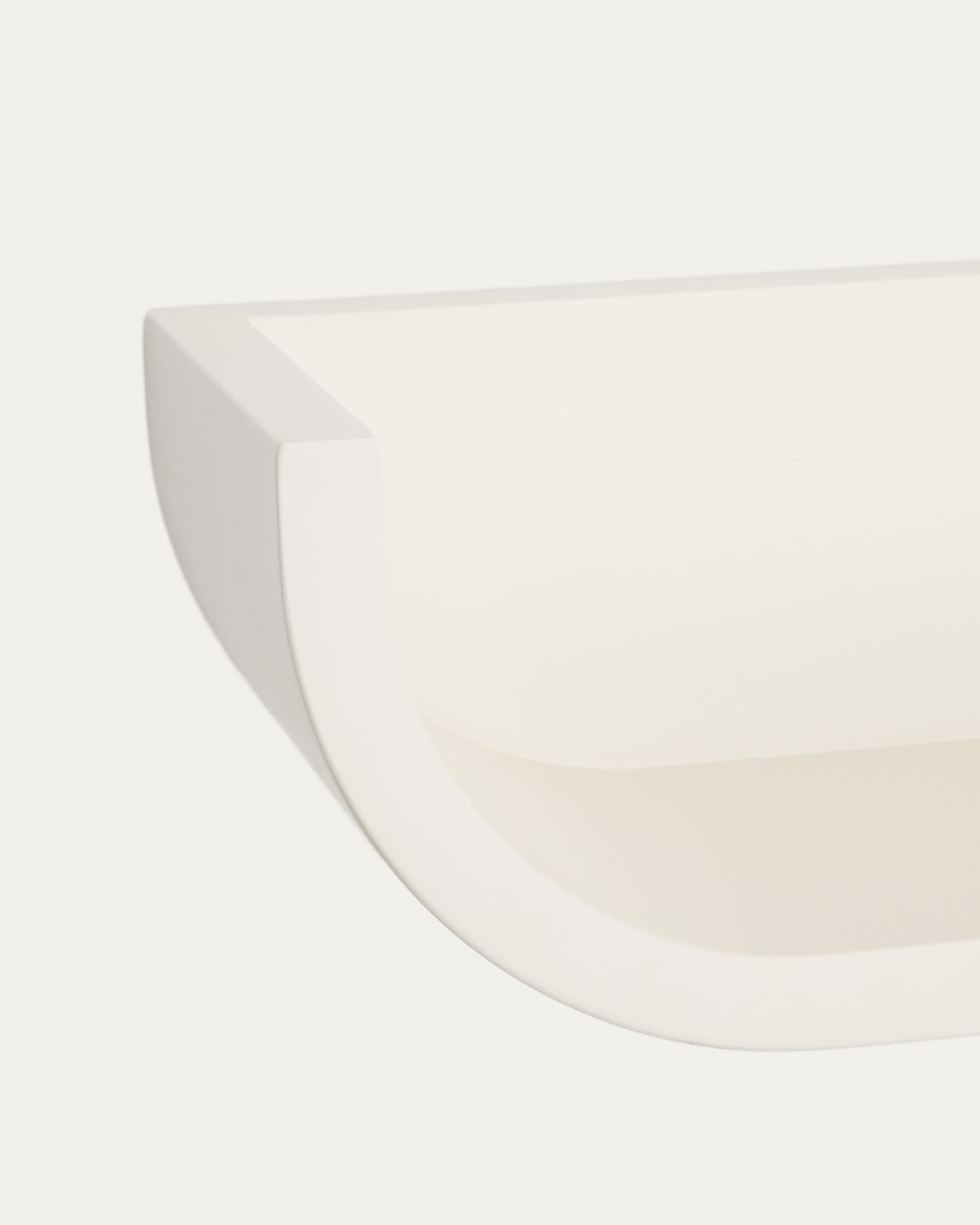 Das Regal Salaya von Kave Home vereint elegantes Design und Funktionalität. Aus robustem Eschenschichtholz gefertigt, ist es ideal für jeden Raum.