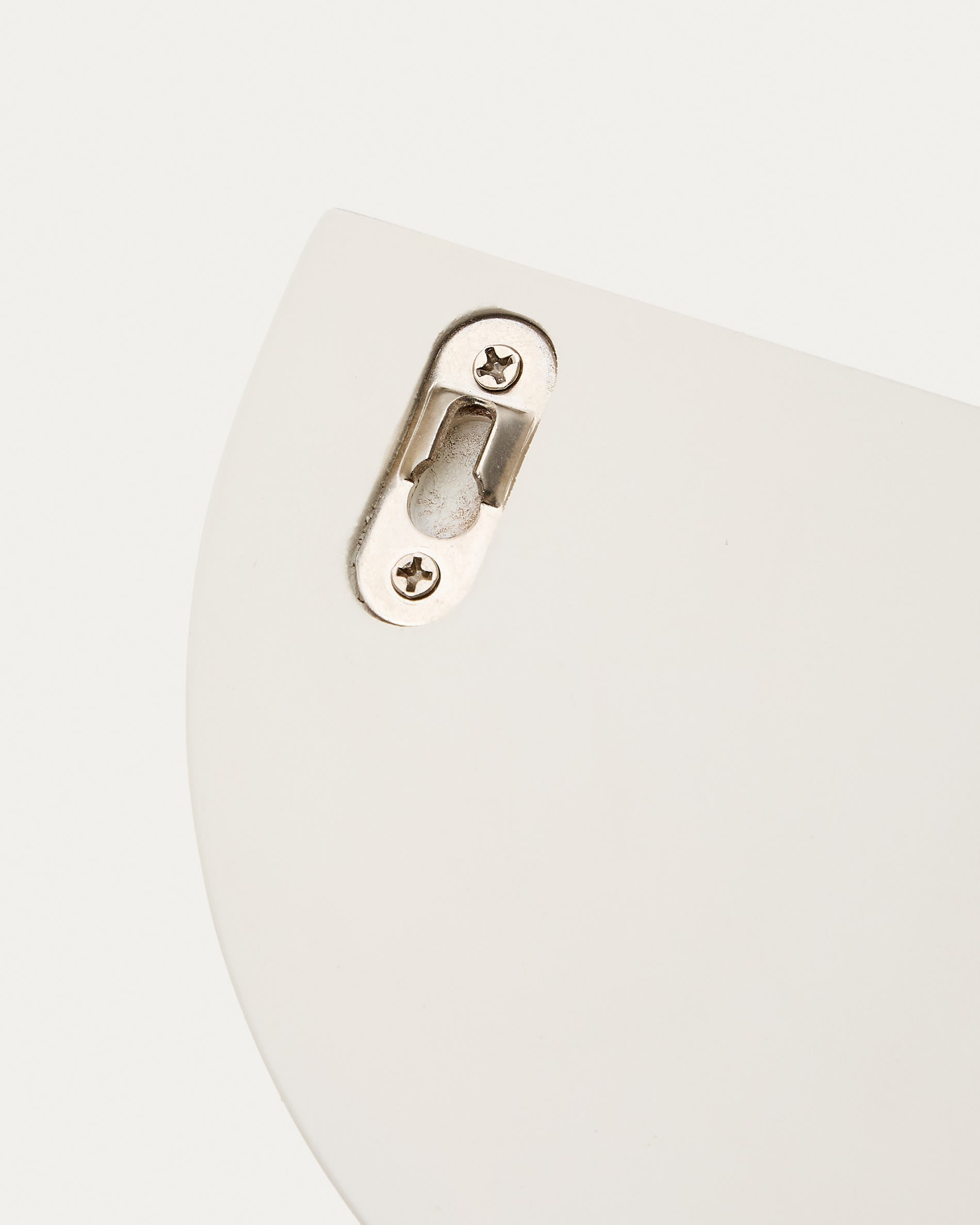 Das Regal Salaya von Kave Home vereint elegantes Design und Funktionalität. Aus robustem Eschenschichtholz mit beiger Lackierung, ideal für jeden Raum.