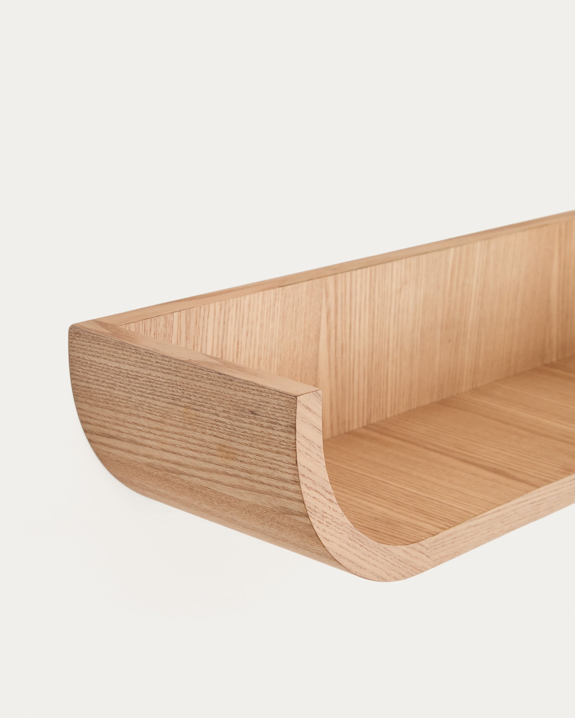 Entdecken Sie das Regal Salaya aus hochwertigem Eschensperrholz. Mit seinem naturfarbenen Finish und den kompakten Maßen von 60 x 12 cm ist es ideal für jeden Raum.