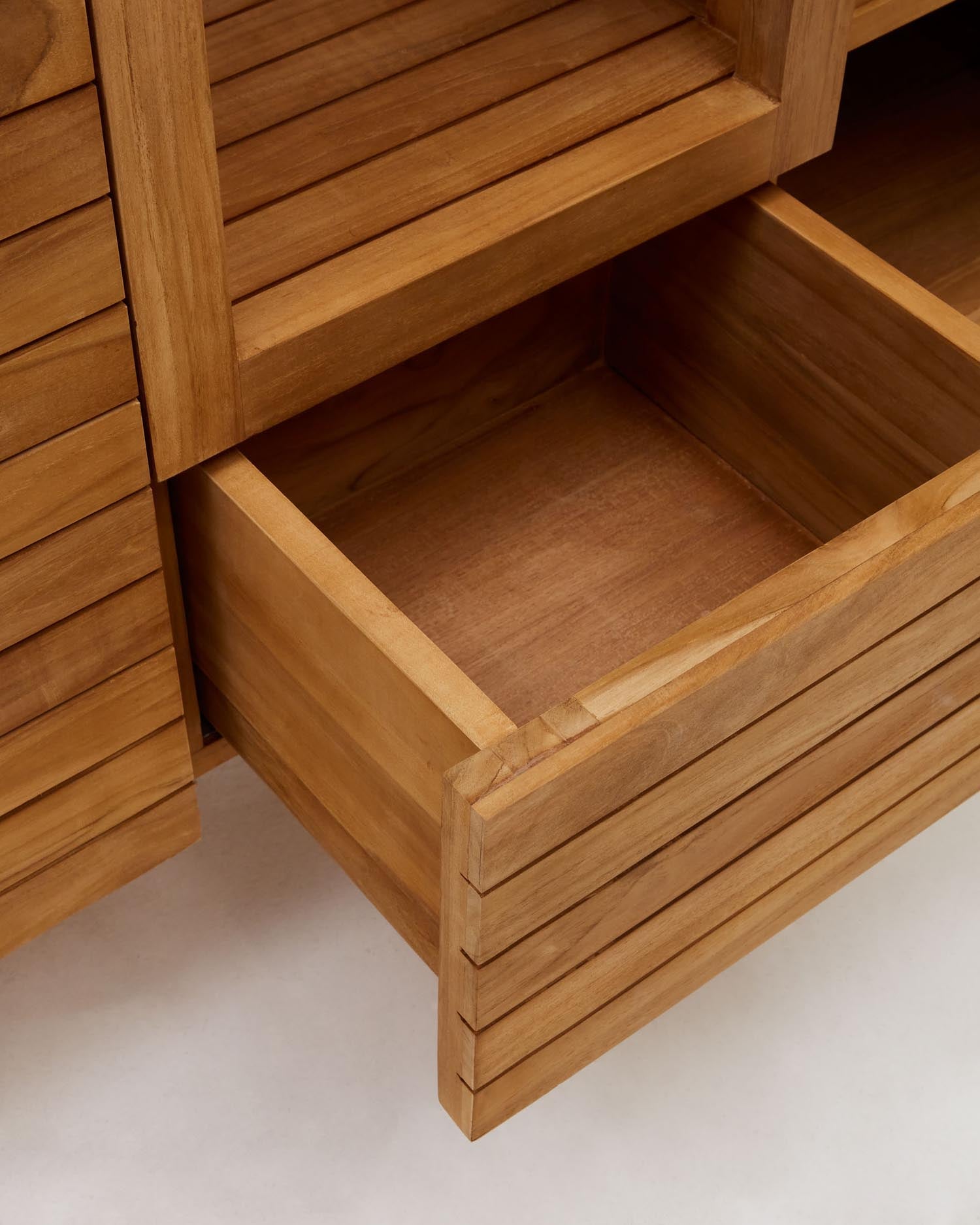 Eleganter Wandschrank aus massivem Teakholz, 120 x 45 cm, bietet stilvollen Stauraum und natürliche Schönheit für Ihr Badezimmer.