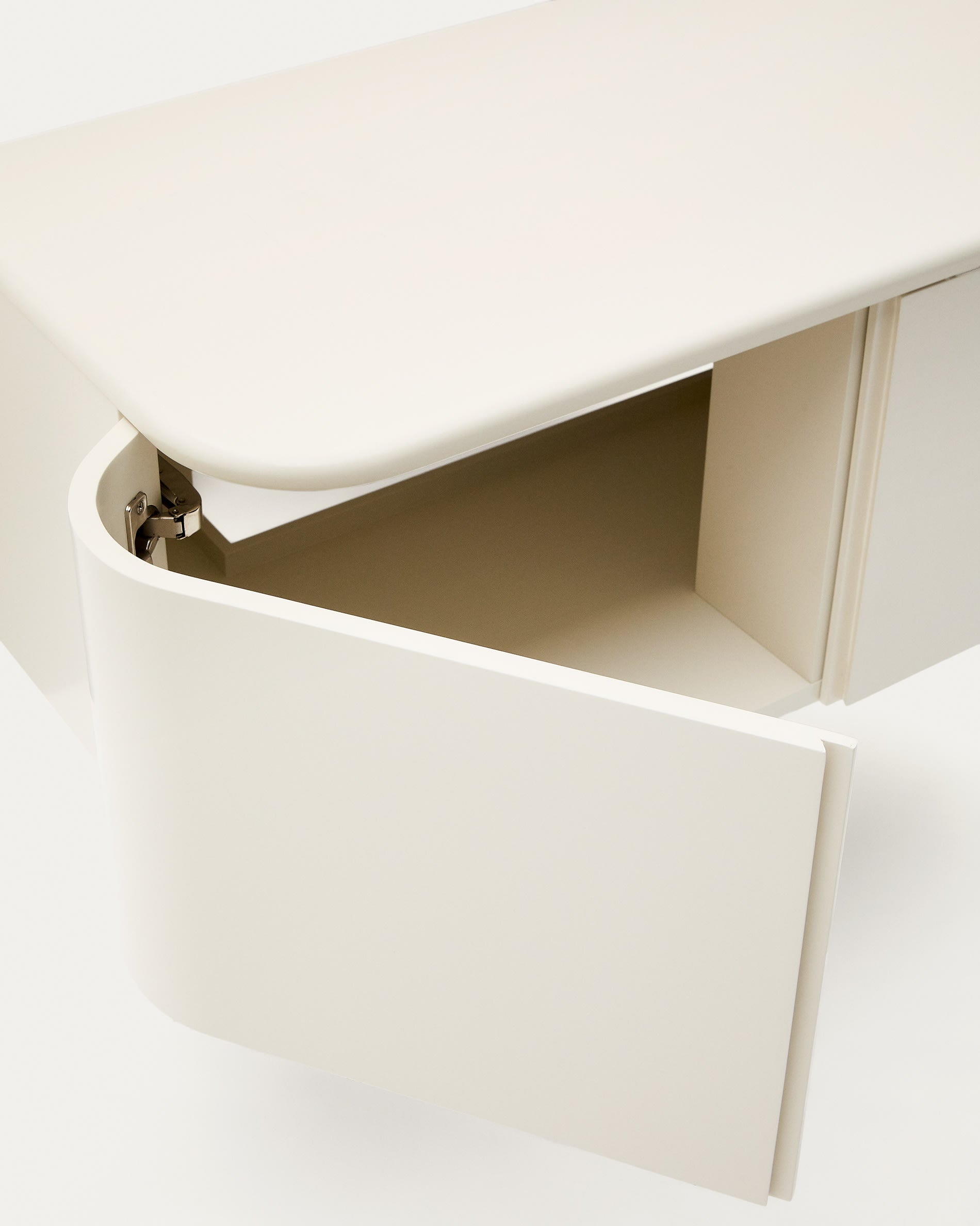 Entdecken Sie den eleganten Wandschrank Salaya von Kave Home: 90x45 cm, aus robustem Eschenschichtholz, ideal für stilvolle Badezimmer.