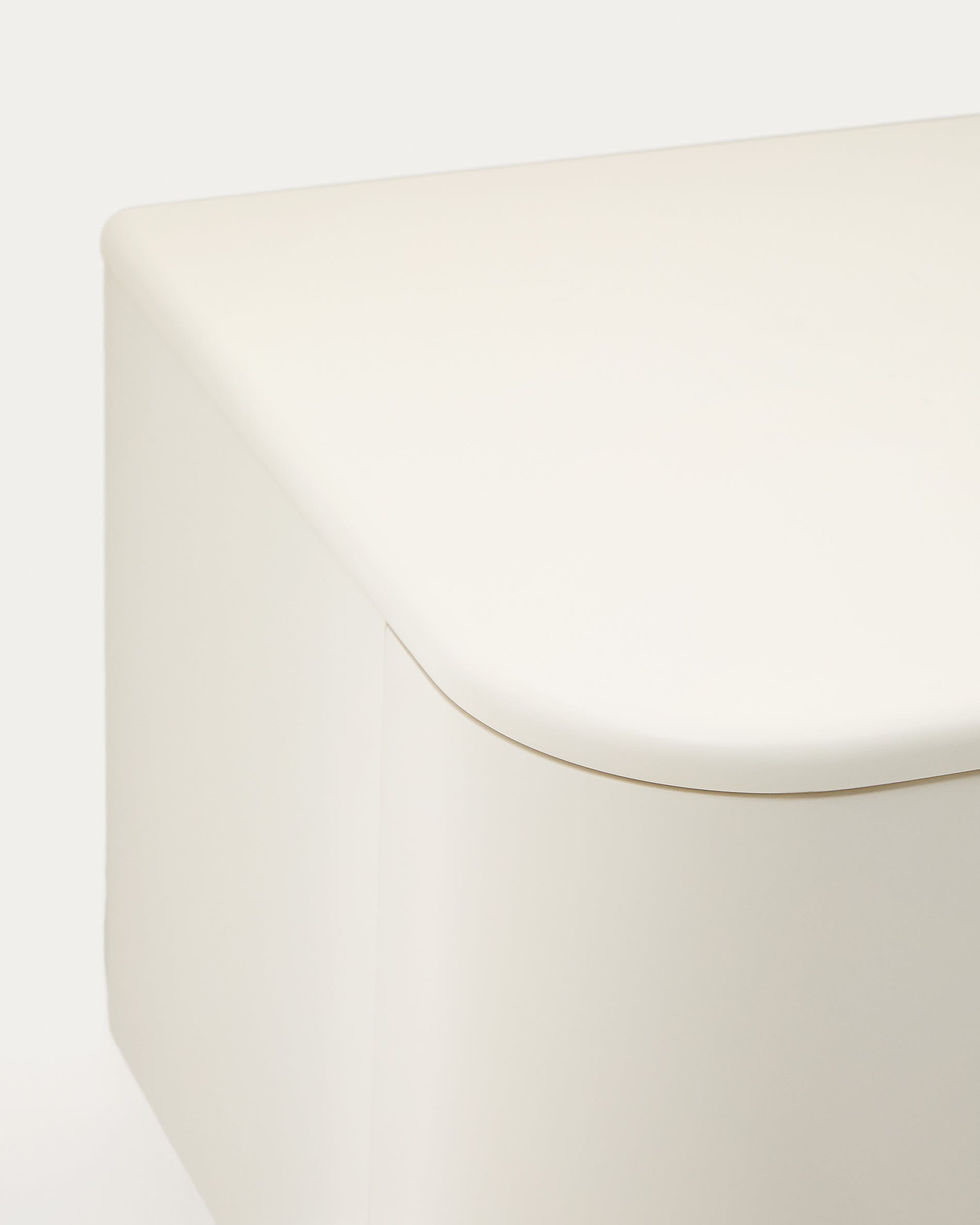 Verleihen Sie Ihrem Badezimmer mit dem Salaya Wandschrank von Kave Home (90x45 cm) aus robustem Eschenschichtholz und eleganter beigefarbener Lackierung einen modernen Touch.