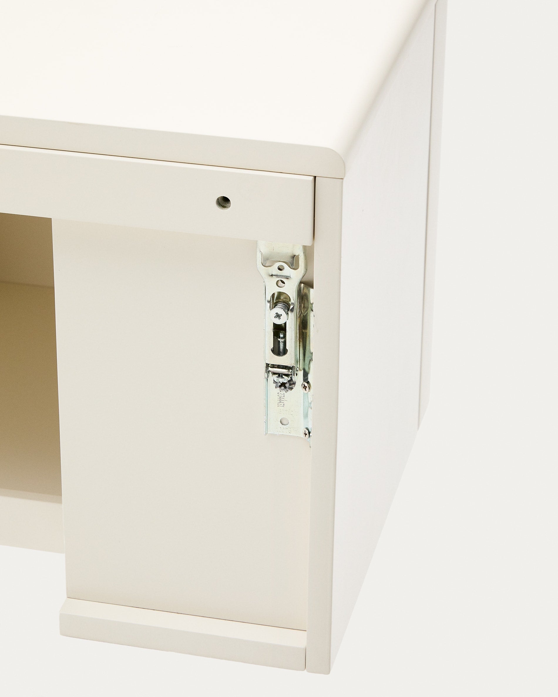 Verleihen Sie Ihrem Badezimmer mit dem Salaya Wandschrank (90x45 cm) aus robustem Eschenschichtholz und eleganter beigefarbener Lackierung einen modernen Touch.