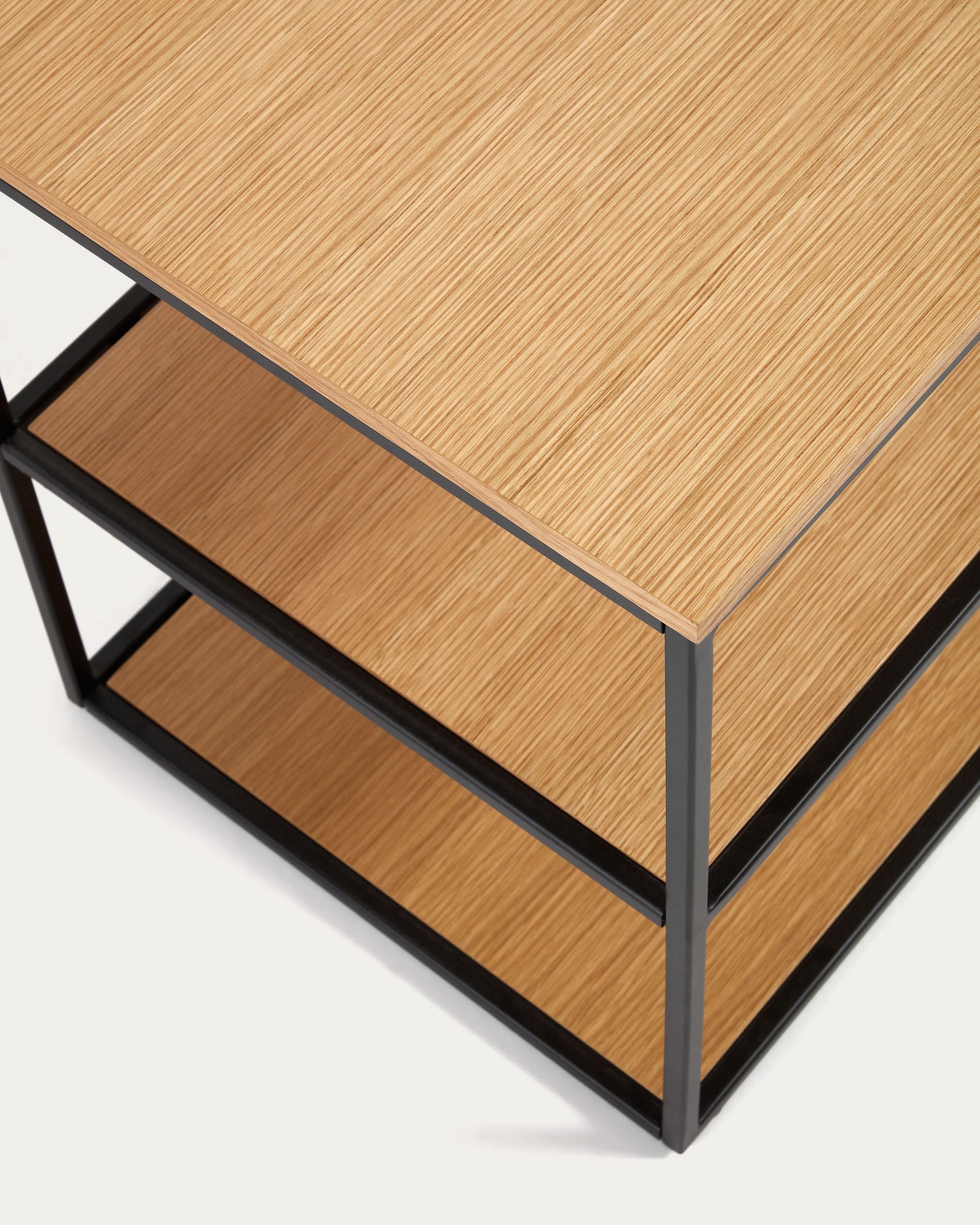 Stylisches TV-Möbel Yoana aus Eichenfurnier und robustem Metallgestell, 160 x 40 cm, perfekt für zeitgemäße Wohnkonzepte.