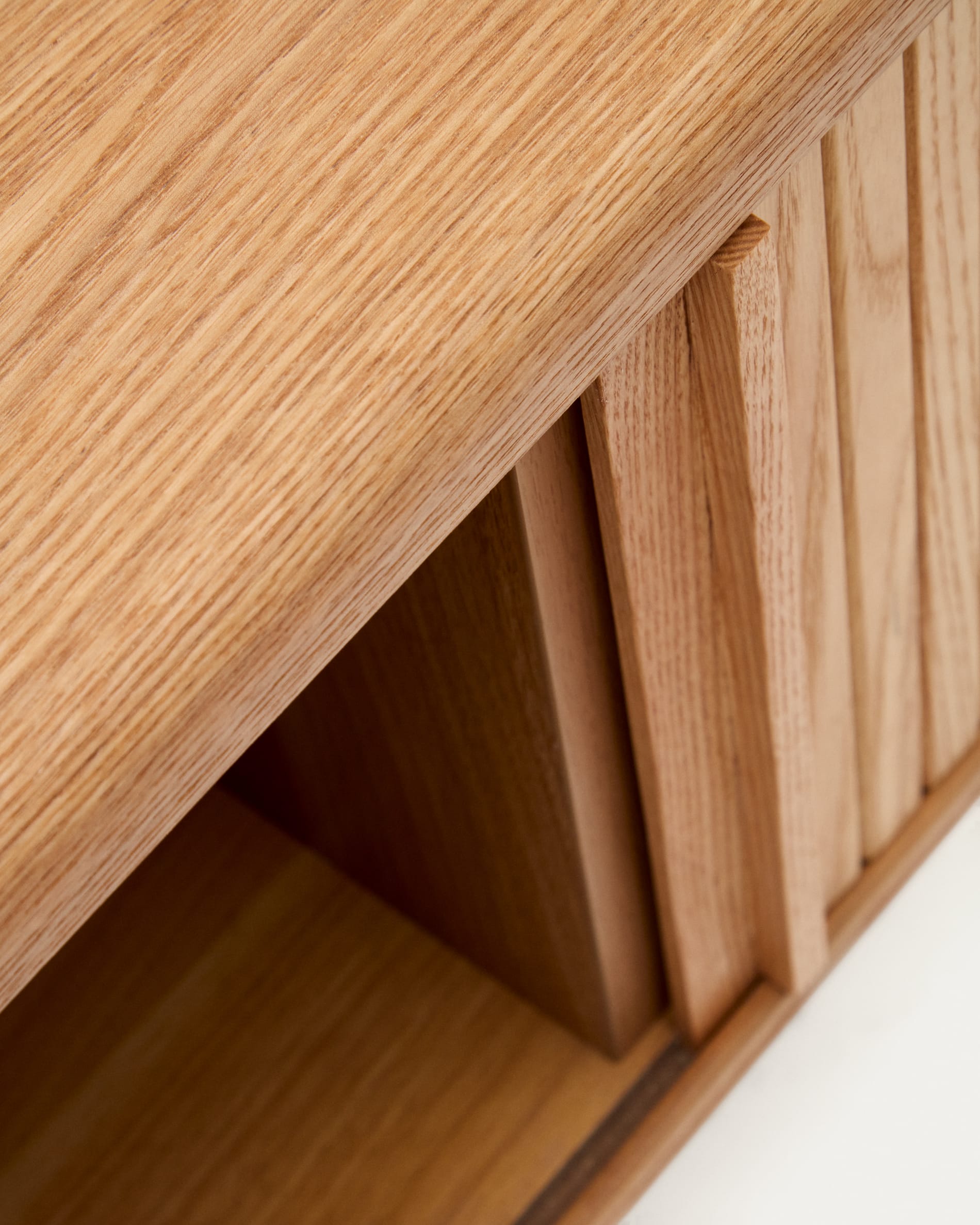 Elegantes TV-Möbel Mailen aus Eschenfurnier, 120 x 50 cm, mit praktischen Schiebetüren und natürlichem Finish – perfektes Highlight für Ihr Wohnzimmer.