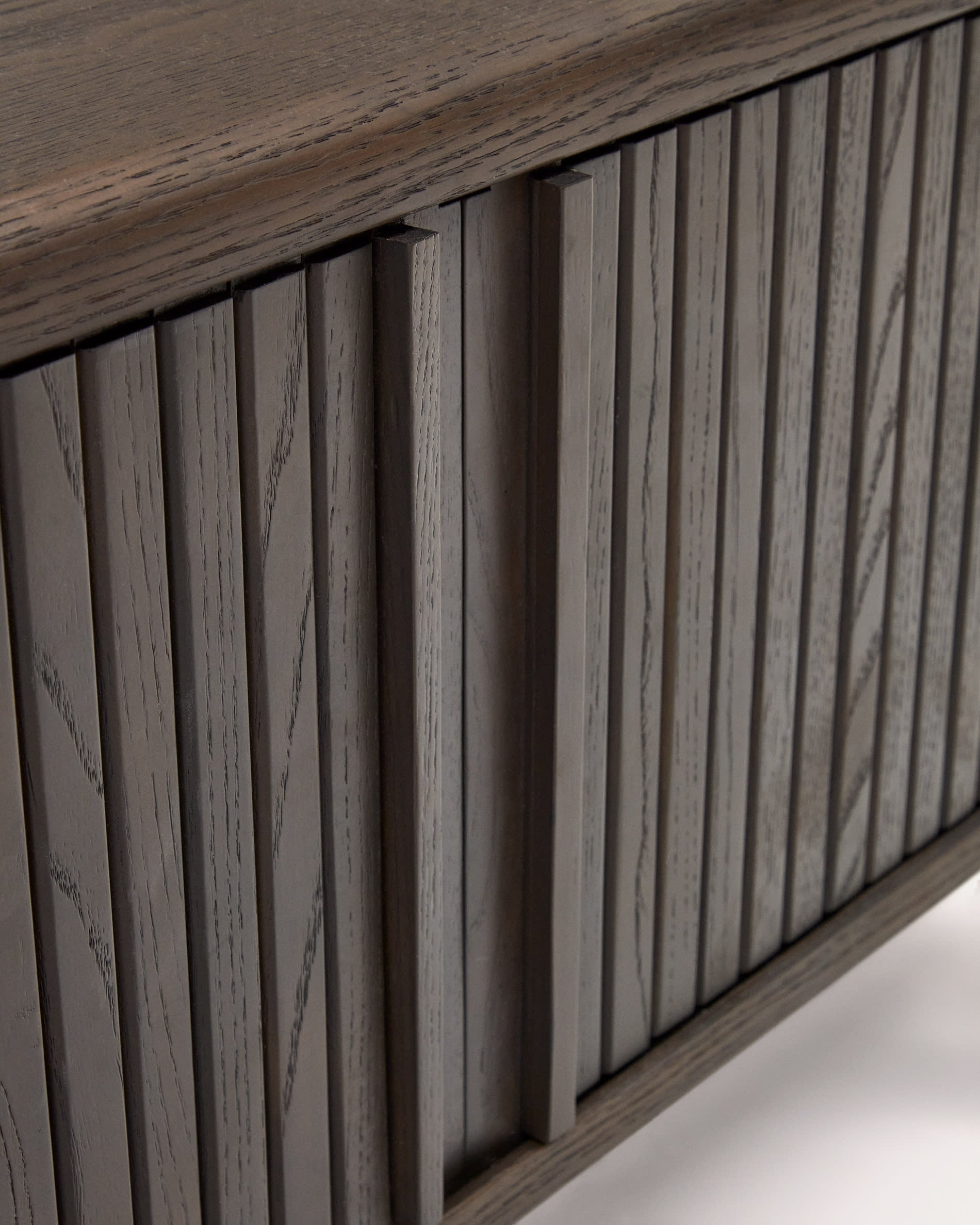 Elegantes TV-Möbel aus Eschenfurnier mit dunklem Finish, 2 Schiebetüren für optimalen Stauraum. Perfekt für modernes Wohnen.