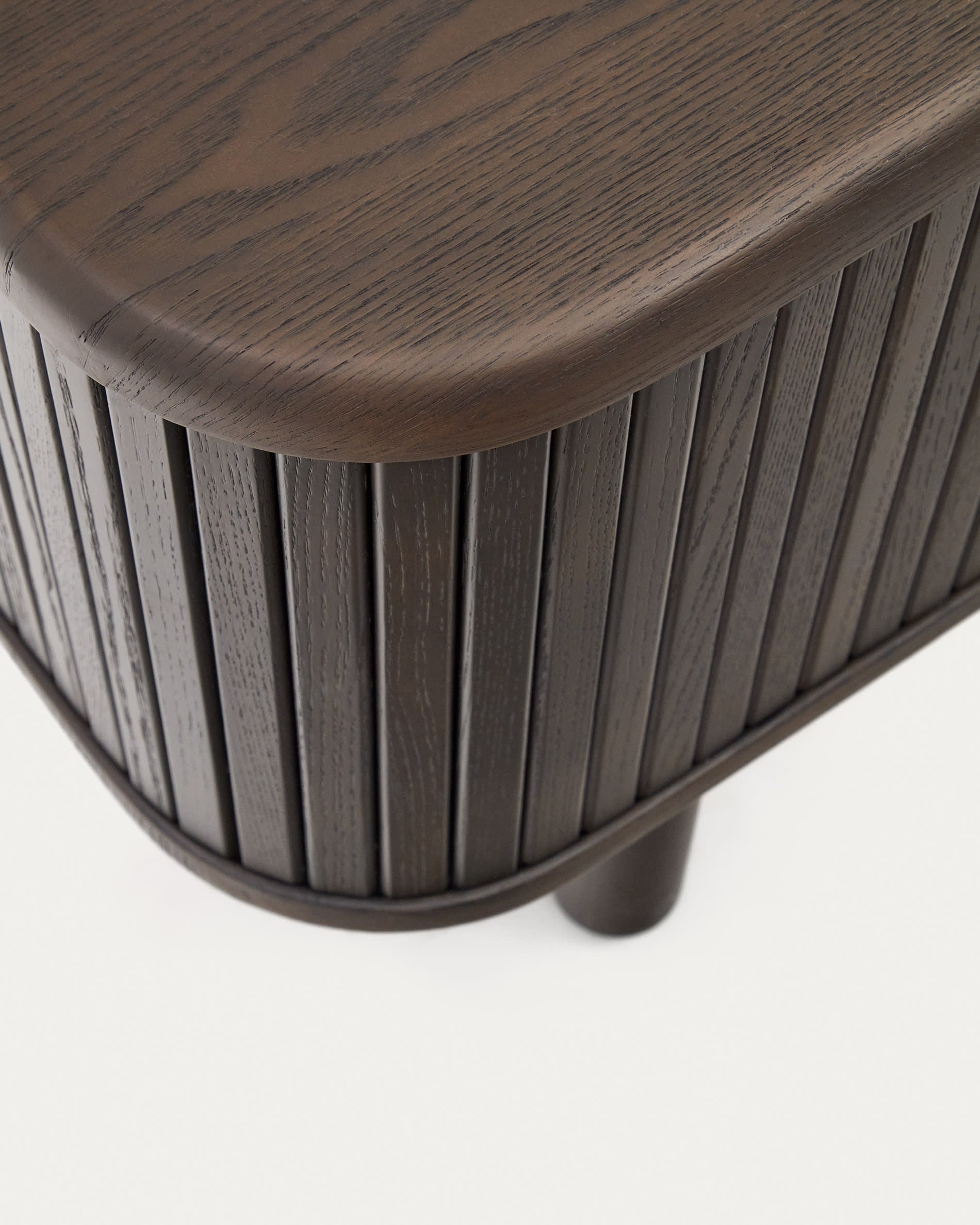 Modernes TV-Möbel in dunklem Eschenfurnier, 120 x 50 cm, mit praktischen Schiebetüren. Ideal für elegantes Wohnen und vielseitigen Stauraum.