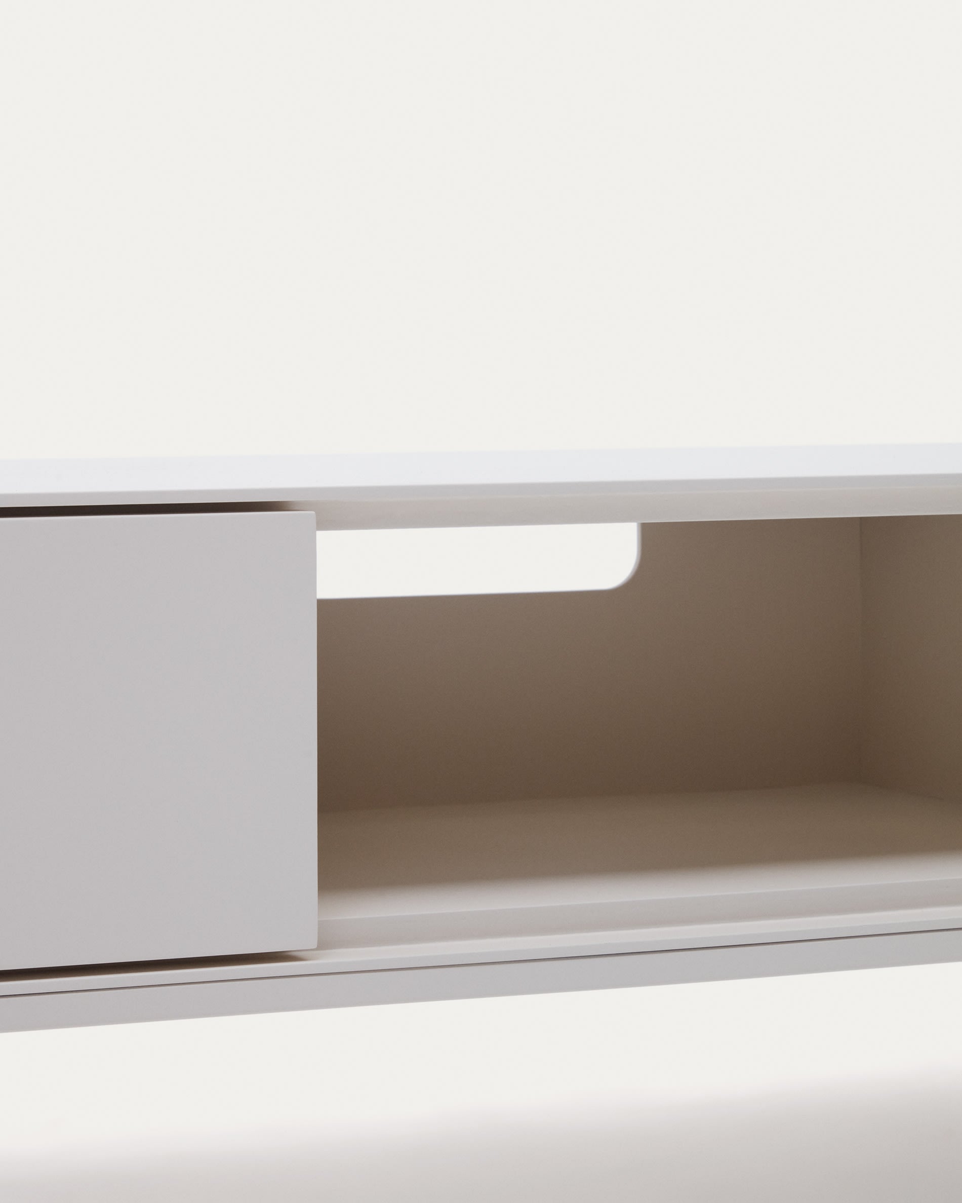 Stilvoller Vedrana TV-Schrank von Kave Home, 195 x 35 cm, aus langlebigem MDF in elegantem Weiß, mit 3 geräumigen Schubladen für eine ordentliche Aufbewahrung.