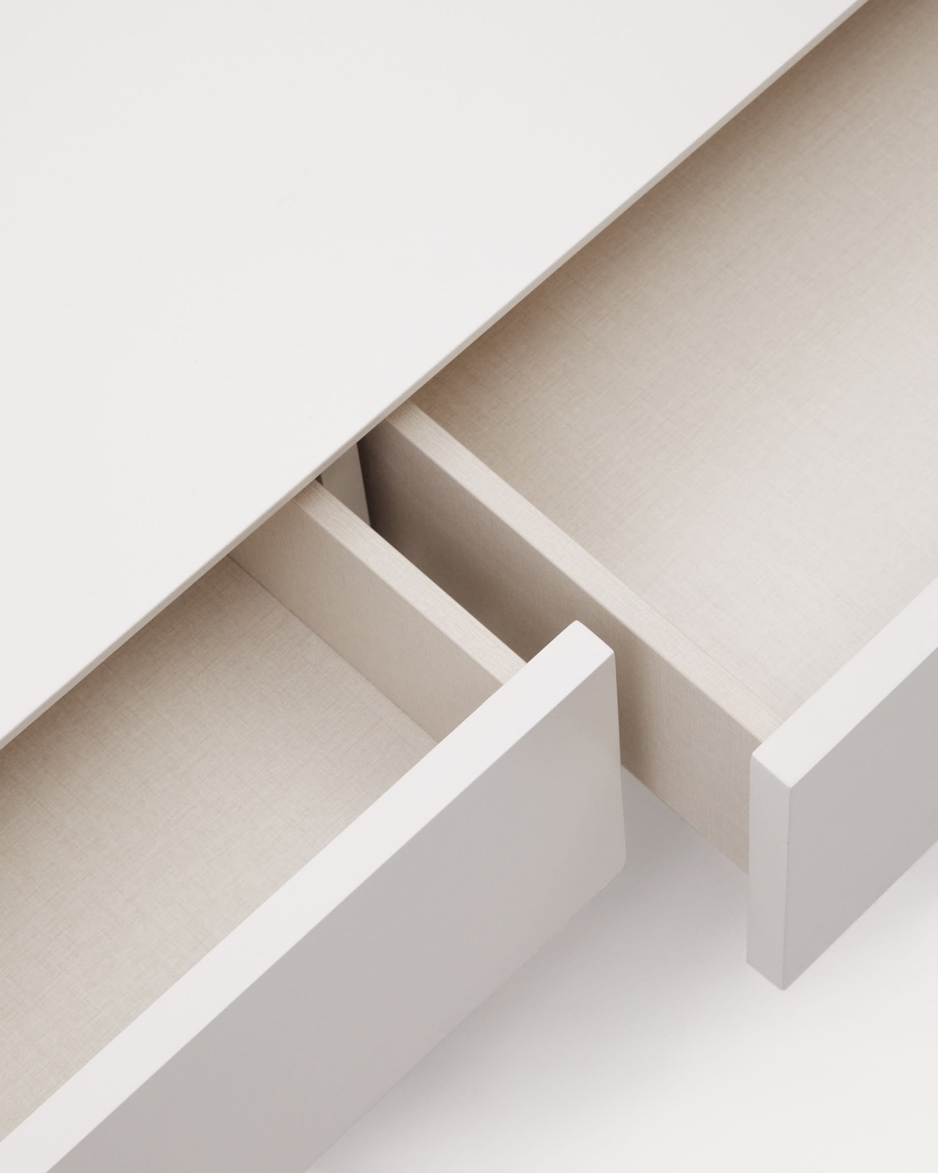 Moderner Vedrana TV-Schrank von Kave Home, 195 x 35 cm, aus robustem MDF in strahlendem Weiß, bietet 3 praktische Schubladen für stilvolle Ordnung.