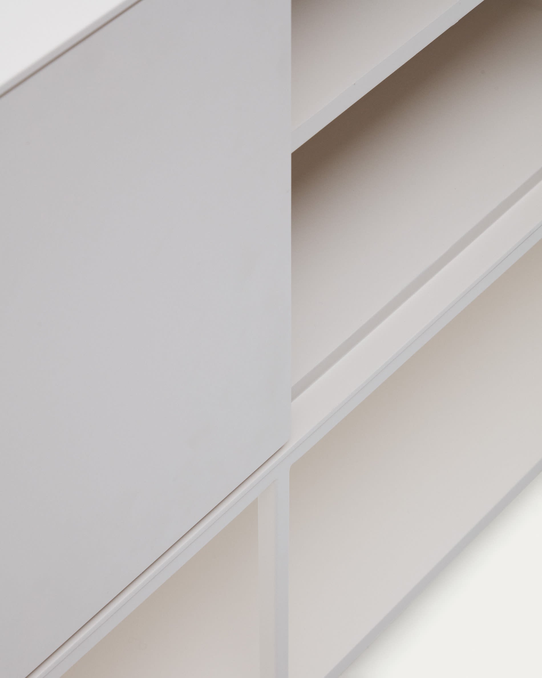 Das Vedrana Sideboard von Kave Home vereint elegantes Design und Funktionalität: 3 Türen, hochwertige MDF-Oberfläche, ideal für stilvolle Wohnräume.